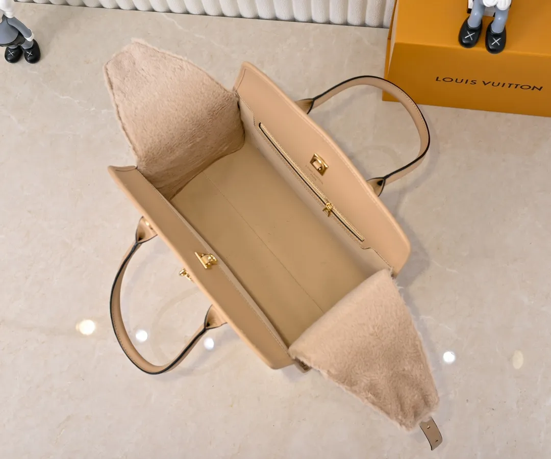 Batch 💰Small 380 💰Large 200 Furry M12005 M12556 M12337 This large City Steamer handbag draws inspiration from the design of luggage built for cruise ships in 1901, making its eye-catching appearance at the 2024 autumn and winter ready-to-wear show. Grained Millesime leather and shearling leather trims add seasonal flair, an embossed padlock and hot-stamped LV Circle logo add a modern twist, and a removable Monogram storage bag makes it easy to store valuables. Size: large size 35x42x21cm, small size 30x36x17