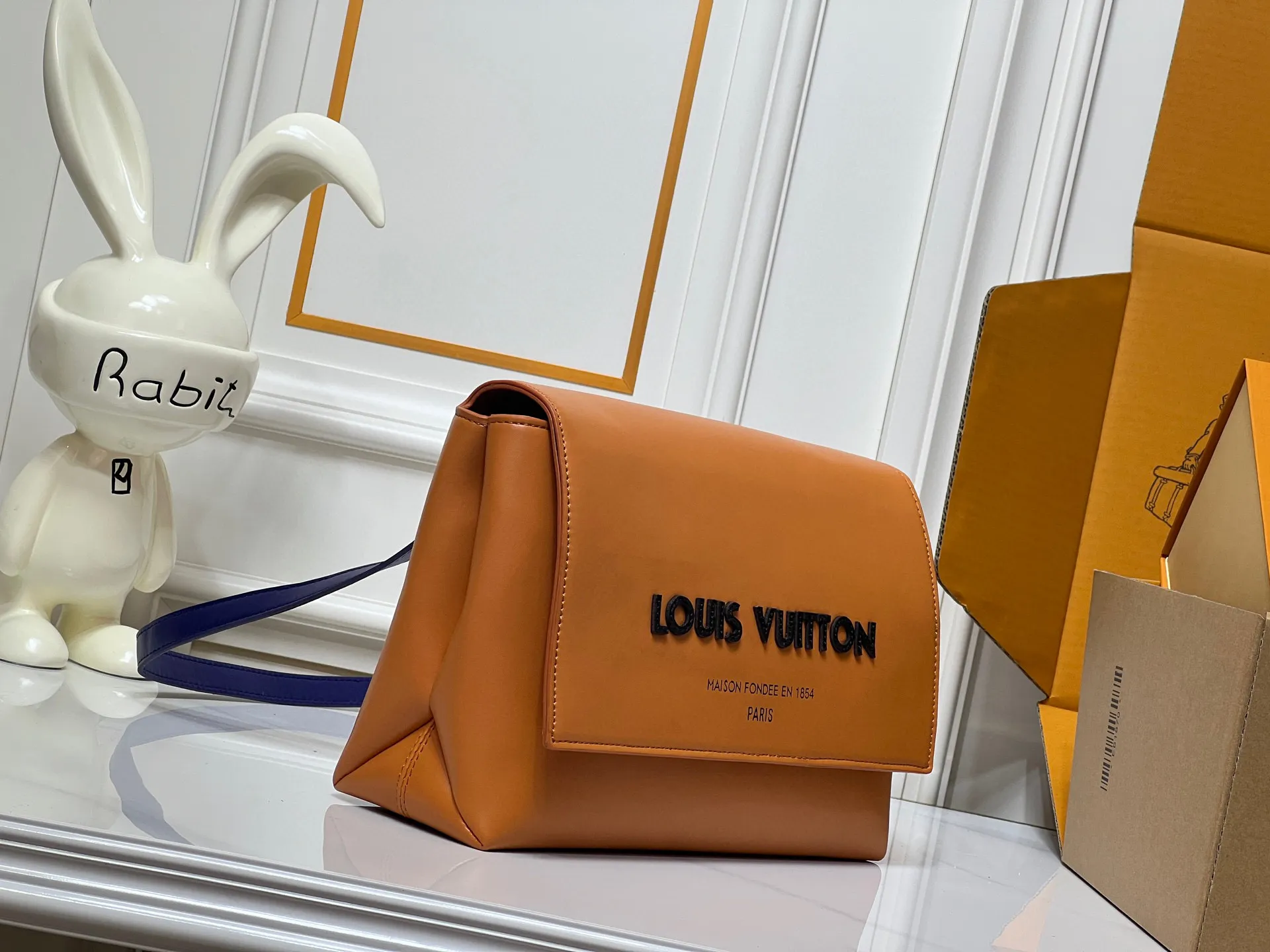 Batch 300💰M46018 Louis Vuitton's Pochette Metis embroidered messenger bag (orange style) belongs to LV's classic messenger bag series. It adopts an iconic design style and is both fashionable and practical. This orange version is particularly eye-catching and can easily become the focus of the eye in a match. Dimensions: 25x19x7 cm