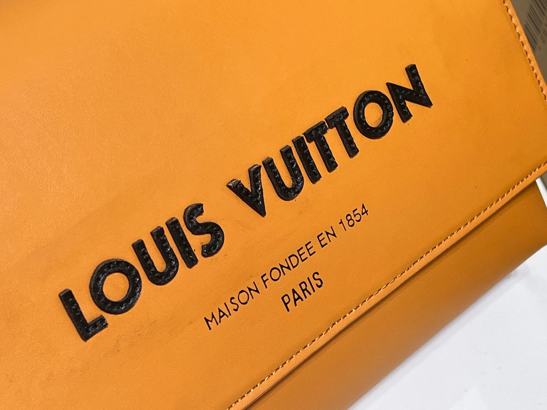Batch 300💰M46018 Louis Vuitton's Pochette Metis embroidered messenger bag (orange style) belongs to LV's classic messenger bag series. It adopts an iconic design style and is both fashionable and practical. This orange version is particularly eye-catching and can easily become the focus of the eye in a match. Dimensions: 25x19x7 cm
