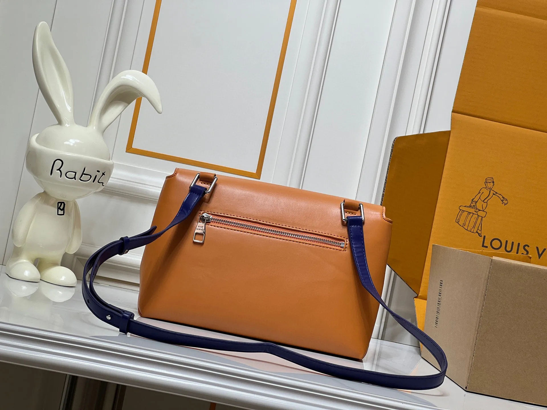 Batch 300💰M46018 Louis Vuitton's Pochette Metis embroidered messenger bag (orange style) belongs to LV's classic messenger bag series. It adopts an iconic design style and is both fashionable and practical. This orange version is particularly eye-catching and can easily become the focus of the eye in a match. Dimensions: 25x19x7 cm