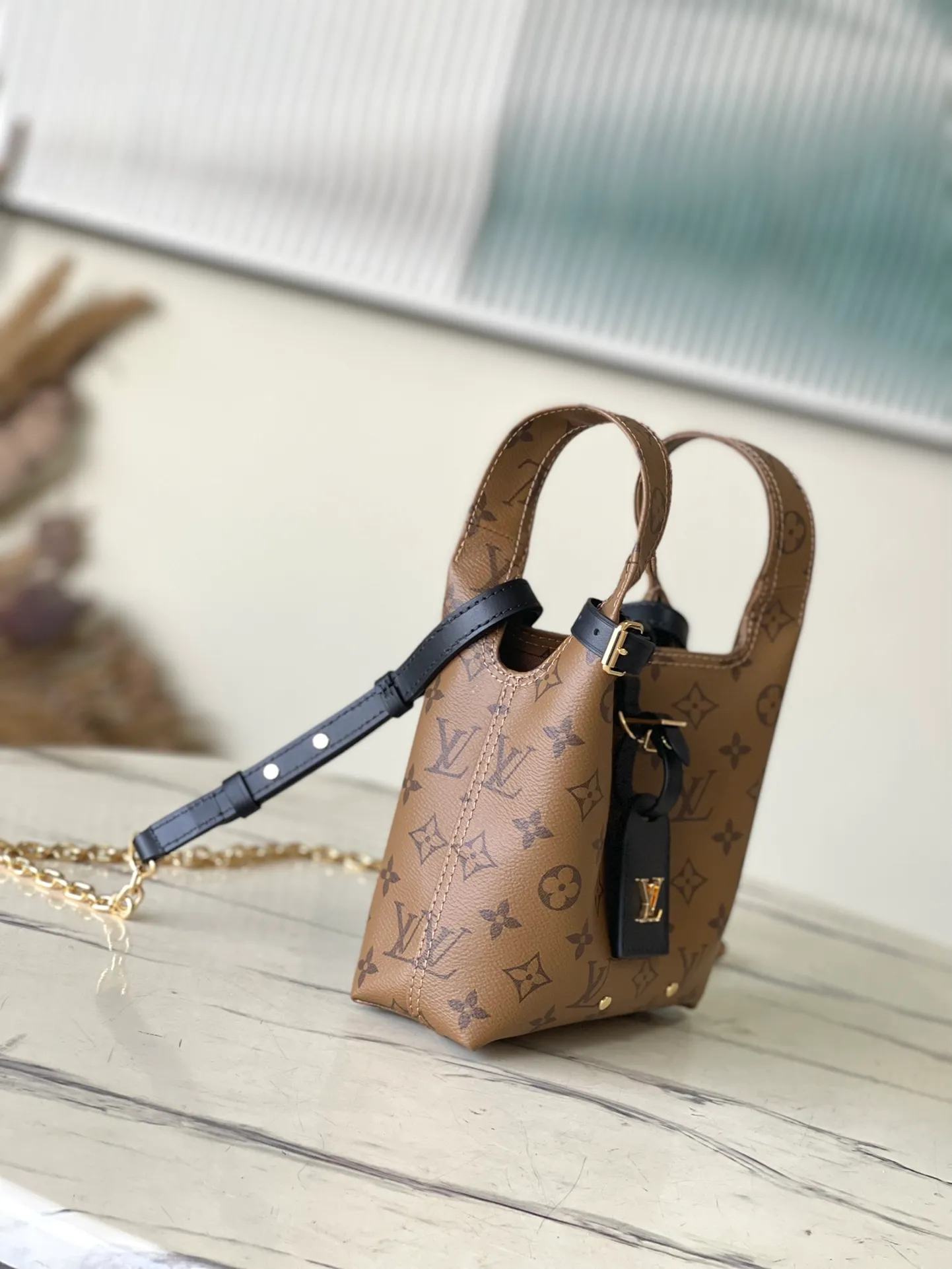 💰880 Top Original Order M46816 Yellow Flower Small This Atlantis BB handbag is made of Monogram Reverse canvas, with cow leather trim for the LV nameplate and shoulder straps. The trendy shopping bag style is soft and close-fitting, and the detachable and adjustable strap makes it easy to carry across the body. Dimensions: 17 × 17 × 7 cm