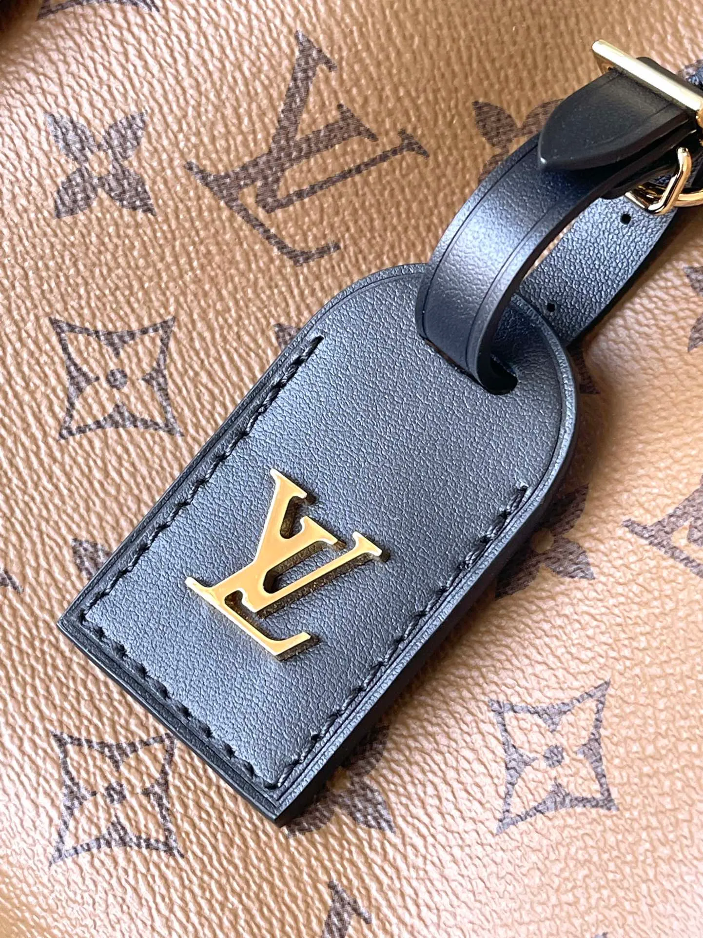 💰880 Top Original Order M46816 Yellow Flower Small This Atlantis BB handbag is made of Monogram Reverse canvas, with cow leather trim for the LV nameplate and shoulder straps. The trendy shopping bag style is soft and close-fitting, and the detachable and adjustable strap makes it easy to carry across the body. Dimensions: 17 × 17 × 7 cm