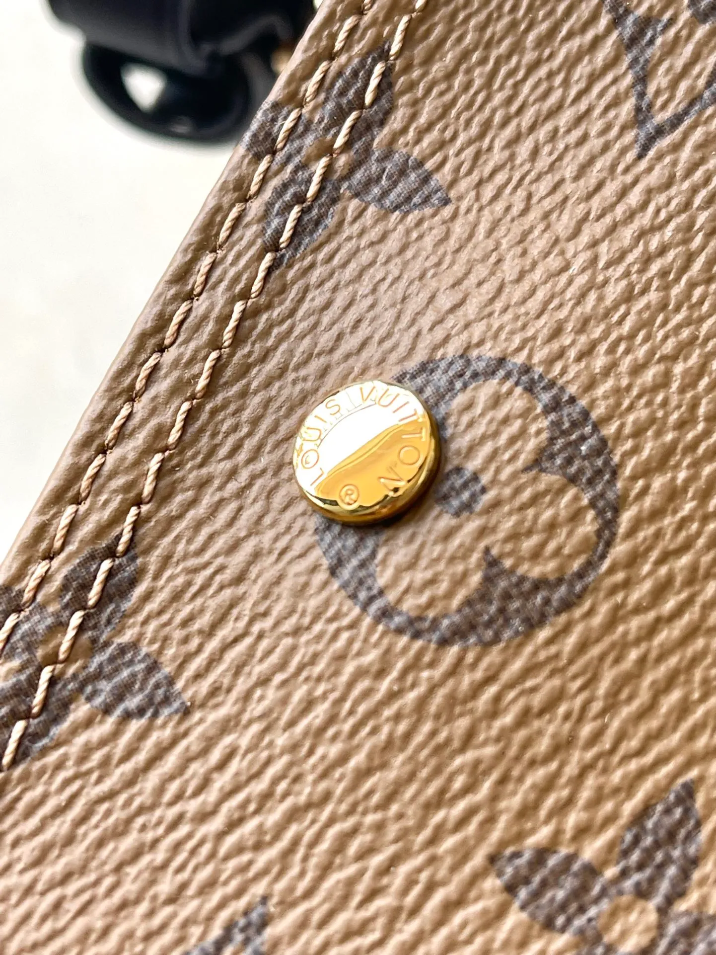 💰880 Top Original Order M46816 Yellow Flower Small This Atlantis BB handbag is made of Monogram Reverse canvas, with cow leather trim for the LV nameplate and shoulder straps. The trendy shopping bag style is soft and close-fitting, and the detachable and adjustable strap makes it easy to carry across the body. Dimensions: 17 × 17 × 7 cm