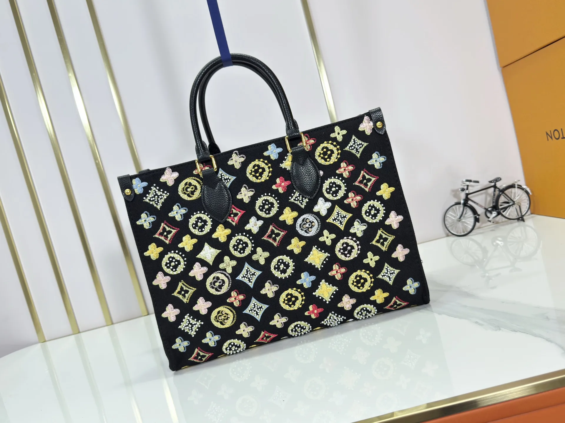 P340 Upgraded original version 🔥New embroidery🔥M45039 M45321 M44571 This Onthego medium handbag is decorated with classic Monogram canvas and Monogram Reverse canvas on both sides, showing different styles at will. Toron's dual handles and shoulder strap allow for a variety of carrying options. Dimensions: 34.0 x 26.0 x 13.0 cm (length x height x width)