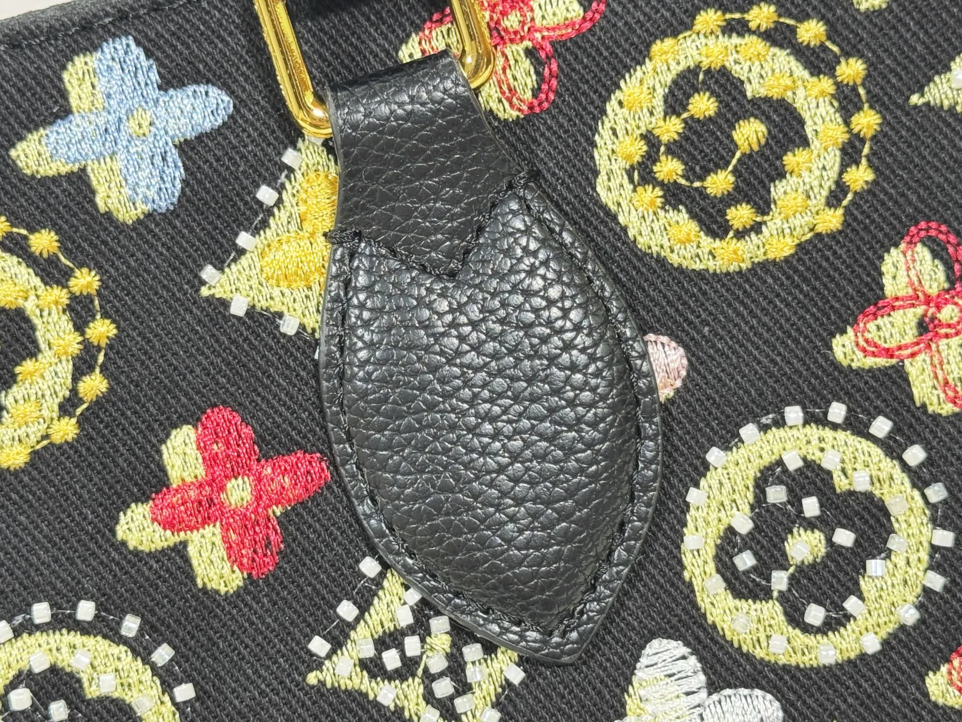 P340 Upgraded original version 🔥New embroidery🔥M45039 M45321 M44571 This Onthego medium handbag is decorated with classic Monogram canvas and Monogram Reverse canvas on both sides, showing different styles at will. Toron's dual handles and shoulder strap allow for a variety of carrying options. Dimensions: 34.0 x 26.0 x 13.0 cm (length x height x width)