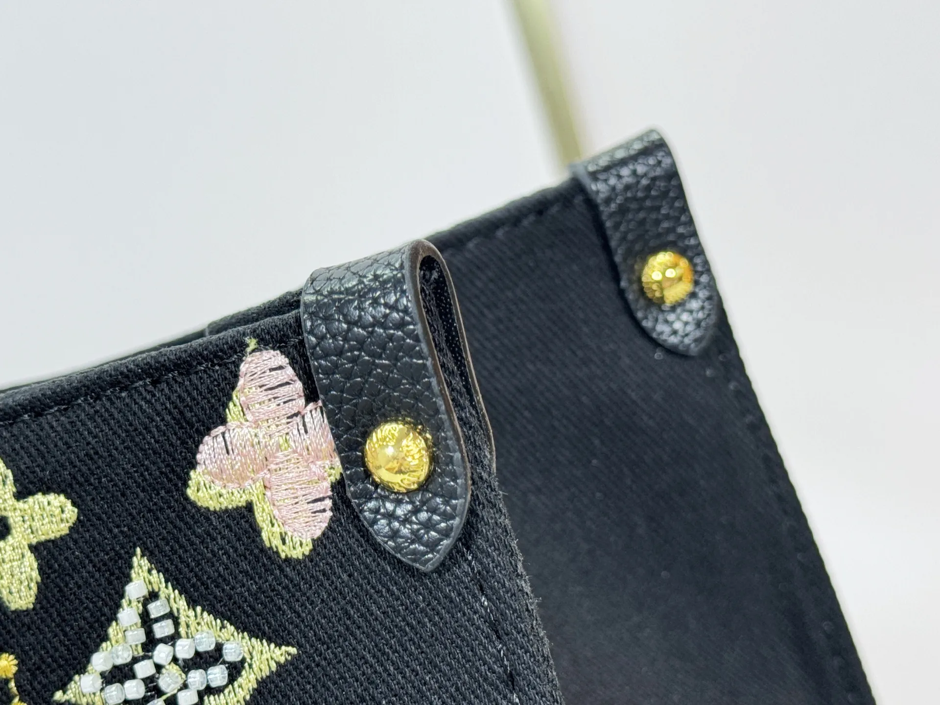 P340 Upgraded original version 🔥New embroidery🔥M45039 M45321 M44571 This Onthego medium handbag is decorated with classic Monogram canvas and Monogram Reverse canvas on both sides, showing different styles at will. Toron's dual handles and shoulder strap allow for a variety of carrying options. Dimensions: 34.0 x 26.0 x 13.0 cm (length x height x width)