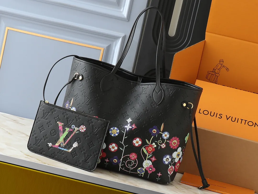 💰220💰Upgraded from the original M13675 M13271 M40995. This Neverfull medium handbag is from the Louis Vuitton Cowhide leather outlines the upper edge, handles and side straps, while the fabric lining incorporates colorful stripes. An interior zip pocket and a removable storage bag complete the functional design. Dimensions: 31.0 x 28.0 x 14.0 cm (length x height x width)
