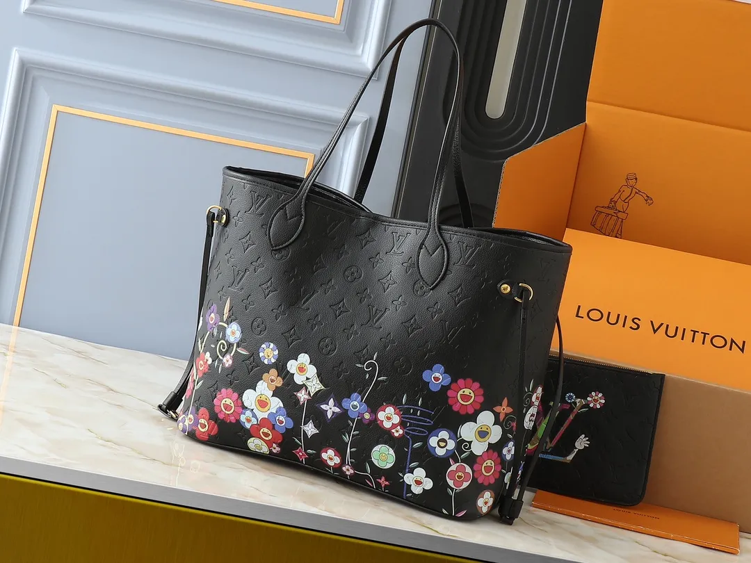 💰220💰Upgraded from the original M13675 M13271 M40995. This Neverfull medium handbag is from the Louis Vuitton Cowhide leather outlines the upper edge, handles and side straps, while the fabric lining incorporates colorful stripes. An interior zip pocket and a removable storage bag complete the functional design. Dimensions: 31.0 x 28.0 x 14.0 cm (length x height x width)