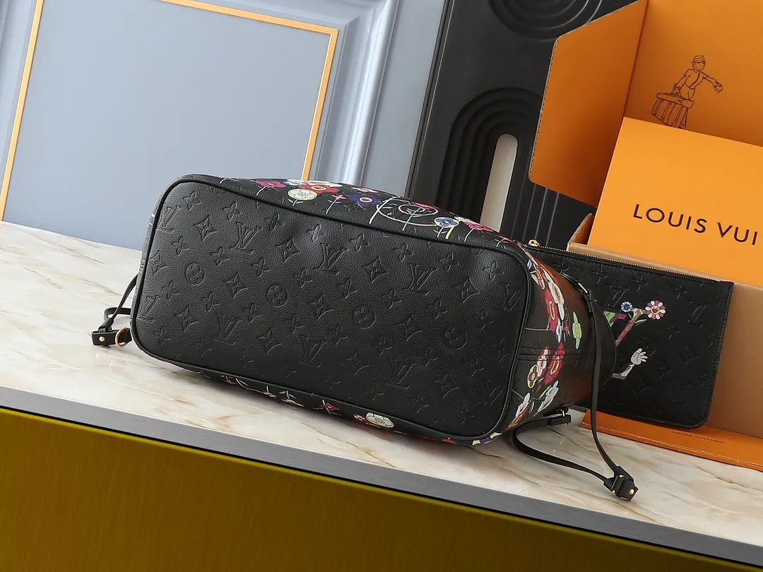 💰220💰Upgraded from the original M13675 M13271 M40995. This Neverfull medium handbag is from the Louis Vuitton Cowhide leather outlines the upper edge, handles and side straps, while the fabric lining incorporates colorful stripes. An interior zip pocket and a removable storage bag complete the functional design. Dimensions: 31.0 x 28.0 x 14.0 cm (length x height x width)