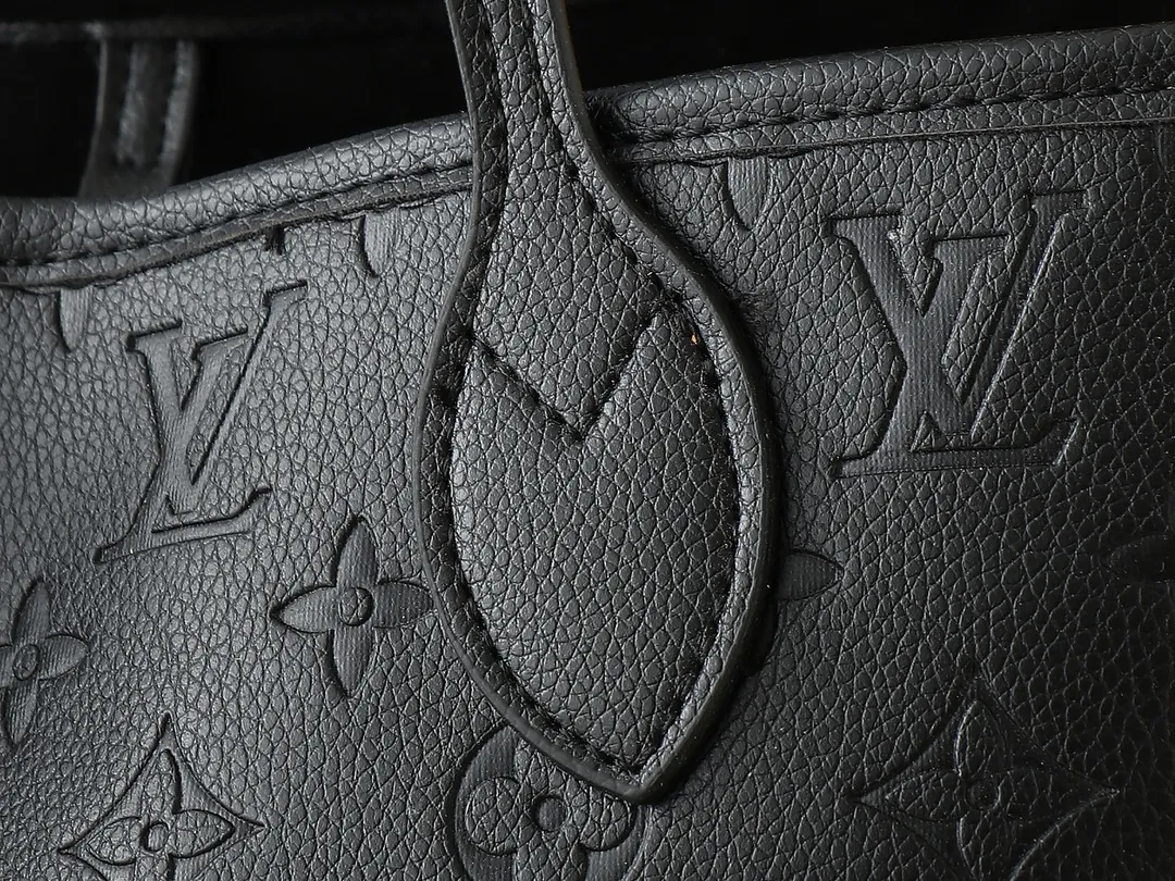 💰220💰Upgraded from the original M13675 M13271 M40995. This Neverfull medium handbag is from the Louis Vuitton Cowhide leather outlines the upper edge, handles and side straps, while the fabric lining incorporates colorful stripes. An interior zip pocket and a removable storage bag complete the functional design. Dimensions: 31.0 x 28.0 x 14.0 cm (length x height x width)