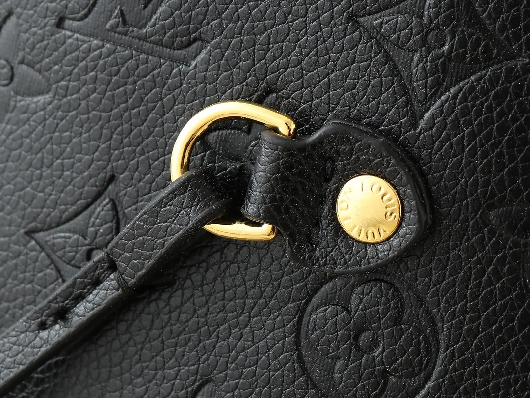 💰220💰Upgraded from the original M13675 M13271 M40995. This Neverfull medium handbag is from the Louis Vuitton Cowhide leather outlines the upper edge, handles and side straps, while the fabric lining incorporates colorful stripes. An interior zip pocket and a removable storage bag complete the functional design. Dimensions: 31.0 x 28.0 x 14.0 cm (length x height x width)
