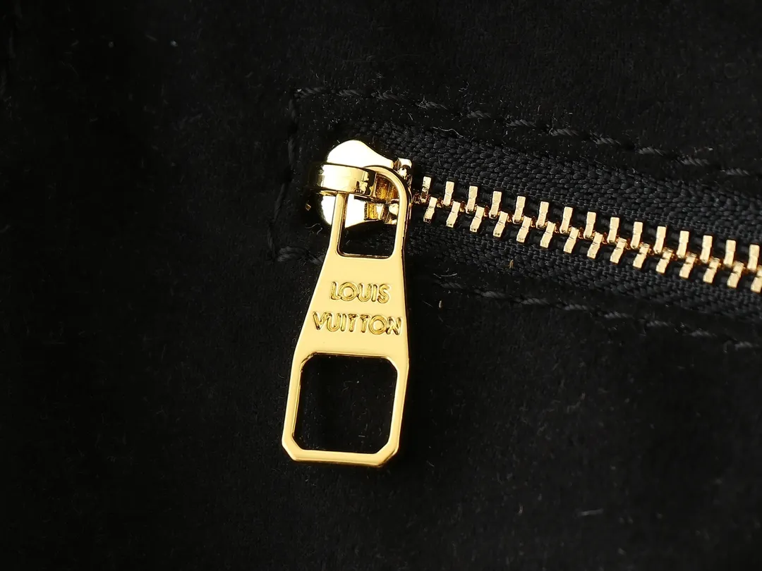 💰220💰Upgraded from the original M13675 M13271 M40995. This Neverfull medium handbag is from the Louis Vuitton Cowhide leather outlines the upper edge, handles and side straps, while the fabric lining incorporates colorful stripes. An interior zip pocket and a removable storage bag complete the functional design. Dimensions: 31.0 x 28.0 x 14.0 cm (length x height x width)