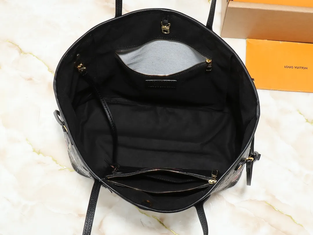 💰220💰Upgraded from the original M13675 M13271 M40995. This Neverfull medium handbag is from the Louis Vuitton Cowhide leather outlines the upper edge, handles and side straps, while the fabric lining incorporates colorful stripes. An interior zip pocket and a removable storage bag complete the functional design. Dimensions: 31.0 x 28.0 x 14.0 cm (length x height x width)