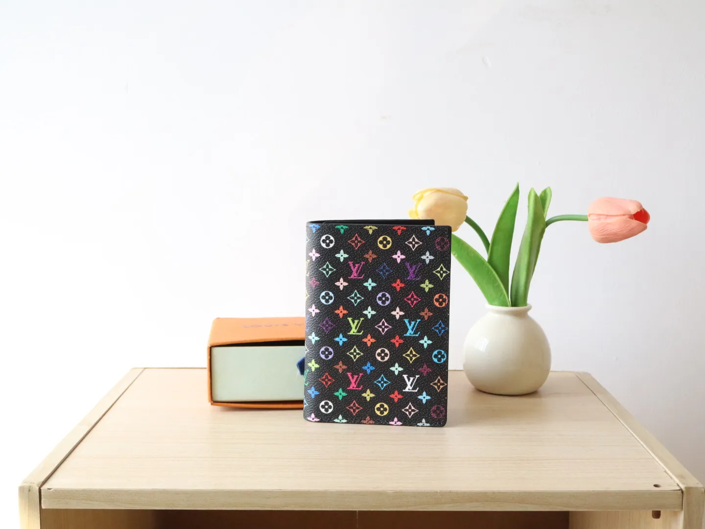 13414 Tricolor Passport🌟 P86 Top Original LV x TM Passport Case M13414 Black Color (White Color Black Color-Takashi Murakami) This passport cover is lined with coated canvas and cow leather, and the Monogram pattern is updated with the rainbow tones of artist Takashi Murakami, which expresses the smart style of the Louis Vuitton x Murakami collaboration series. Card compartments and multiple pockets add functional details. Dimensions: 14 x 2.5 x 10 cm