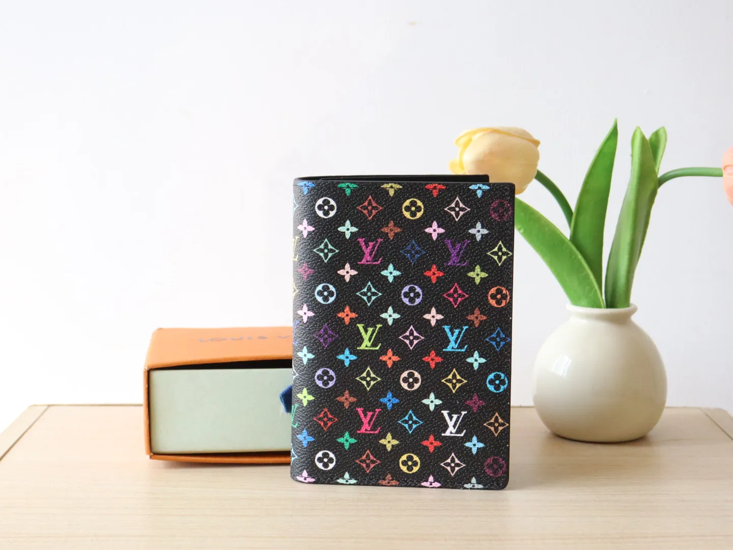 13414 Tricolor Passport🌟 P86 Top Original LV x TM Passport Case M13414 Black Color (White Color Black Color-Takashi Murakami) This passport cover is lined with coated canvas and cow leather, and the Monogram pattern is updated with the rainbow tones of artist Takashi Murakami, which expresses the smart style of the Louis Vuitton x Murakami collaboration series. Card compartments and multiple pockets add functional details. Dimensions: 14 x 2.5 x 10 cm