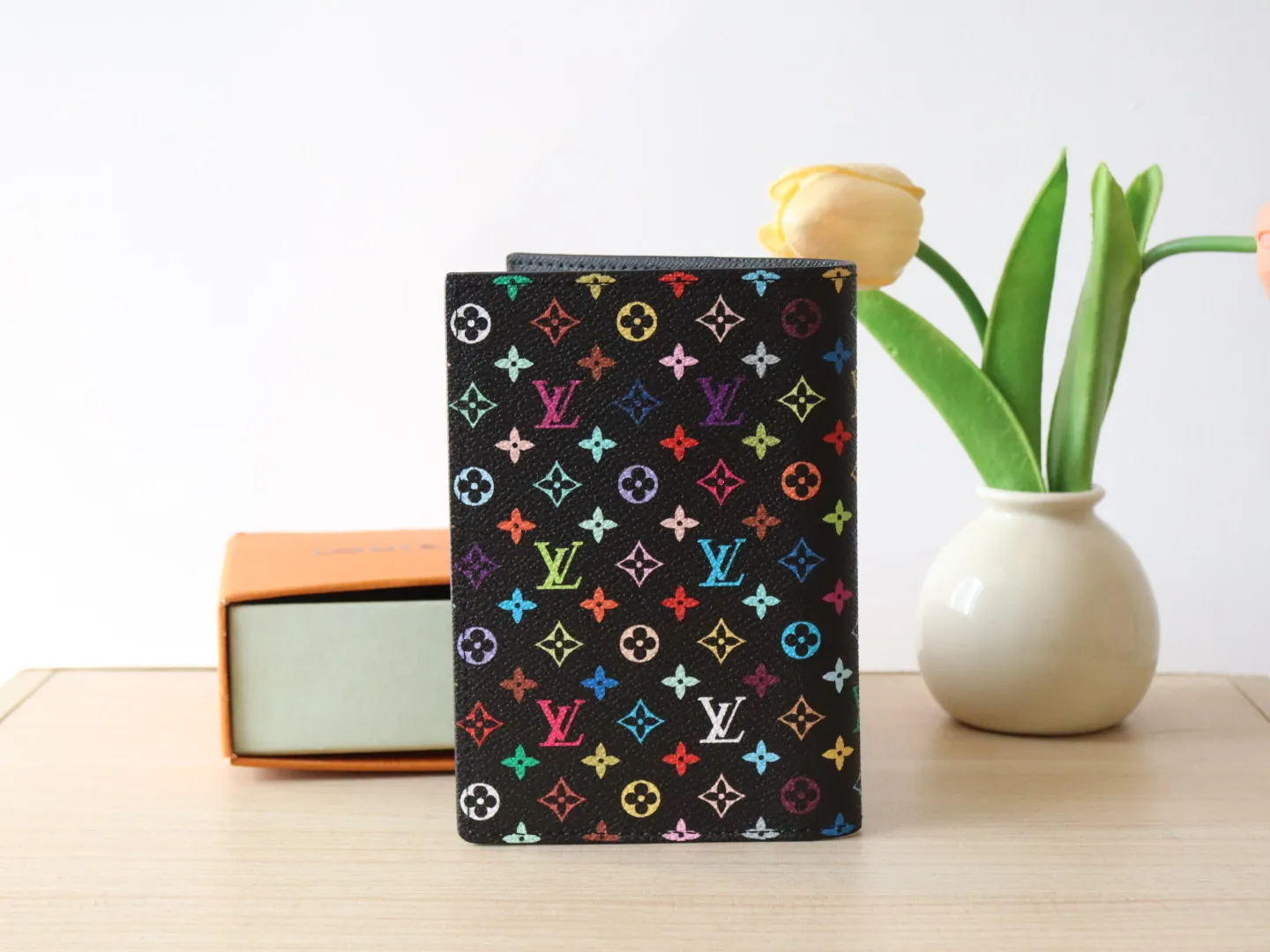 13414 Tricolor Passport🌟 P86 Top Original LV x TM Passport Case M13414 Black Color (White Color Black Color-Takashi Murakami) This passport cover is lined with coated canvas and cow leather, and the Monogram pattern is updated with the rainbow tones of artist Takashi Murakami, which expresses the smart style of the Louis Vuitton x Murakami collaboration series. Card compartments and multiple pockets add functional details. Dimensions: 14 x 2.5 x 10 cm
