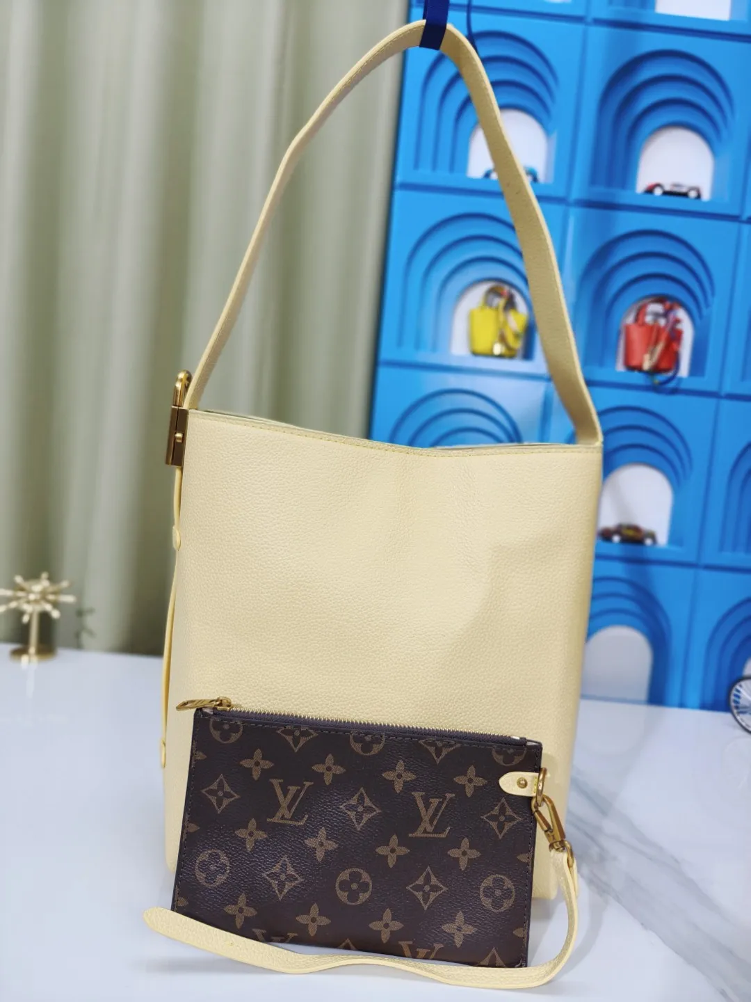 P large 280 💰 small 260 💰 Upgraded original (imitation original) m24988 m24974 m24856 m25022 m25352 m125353m25354 This lowkey hobo handbag is made of smooth cow leather with a surface cow leather lining. It can accommodate short wallets, large smartphones, keys and other small items. The shoulder strap is adjustable with a padlock buckle, and the removable monogram canvas zippered interior pocket provides neat storage. Size: large 31.0x35.0x18.0 cm (length x height x width), small 24.0x28.0x16.0 cm (length x height x width)