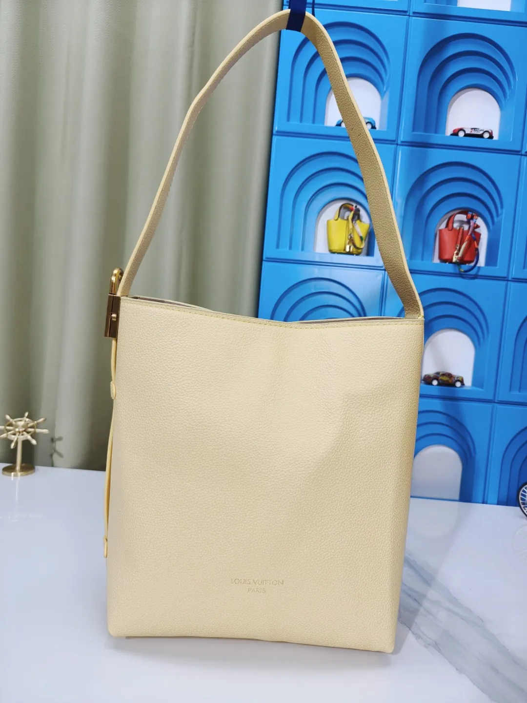 P large 280 💰 small 260 💰 Upgraded original (imitation original) m24988 m24974 m24856 m25022 m25352 m125353m25354 This lowkey hobo handbag is made of smooth cow leather with a surface cow leather lining. It can accommodate short wallets, large smartphones, keys and other small items. The shoulder strap is adjustable with a padlock buckle, and the removable monogram canvas zippered interior pocket provides neat storage. Size: large 31.0x35.0x18.0 cm (length x height x width), small 24.0x28.0x16.0 cm (length x height x width)