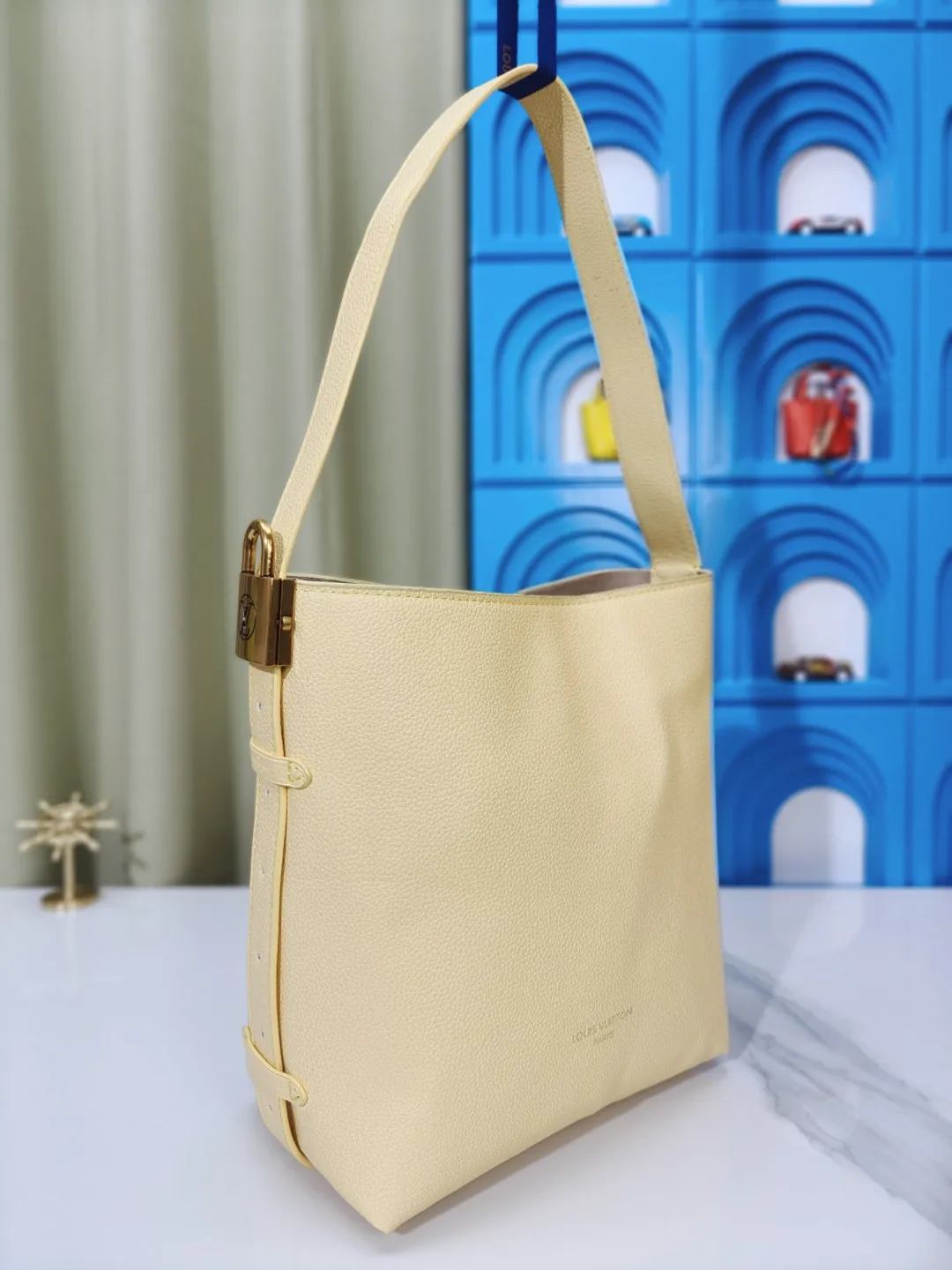 P large 280 💰 small 260 💰 Upgraded original (imitation original) m24988 m24974 m24856 m25022 m25352 m125353m25354 This lowkey hobo handbag is made of smooth cow leather with a surface cow leather lining. It can accommodate short wallets, large smartphones, keys and other small items. The shoulder strap is adjustable with a padlock buckle, and the removable monogram canvas zippered interior pocket provides neat storage. Size: large 31.0x35.0x18.0 cm (length x height x width), small 24.0x28.0x16.0 cm (length x height x width)