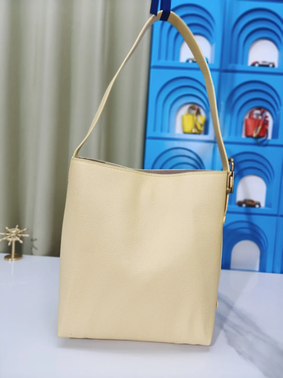P large 280 💰 small 260 💰 Upgraded original (imitation original) m24988 m24974 m24856 m25022 m25352 m125353m25354 This lowkey hobo handbag is made of smooth cow leather with a surface cow leather lining. It can accommodate short wallets, large smartphones, keys and other small items. The shoulder strap is adjustable with a padlock buckle, and the removable monogram canvas zippered interior pocket provides neat storage. Size: large 31.0x35.0x18.0 cm (length x height x width), small 24.0x28.0x16.0 cm (length x height x width)