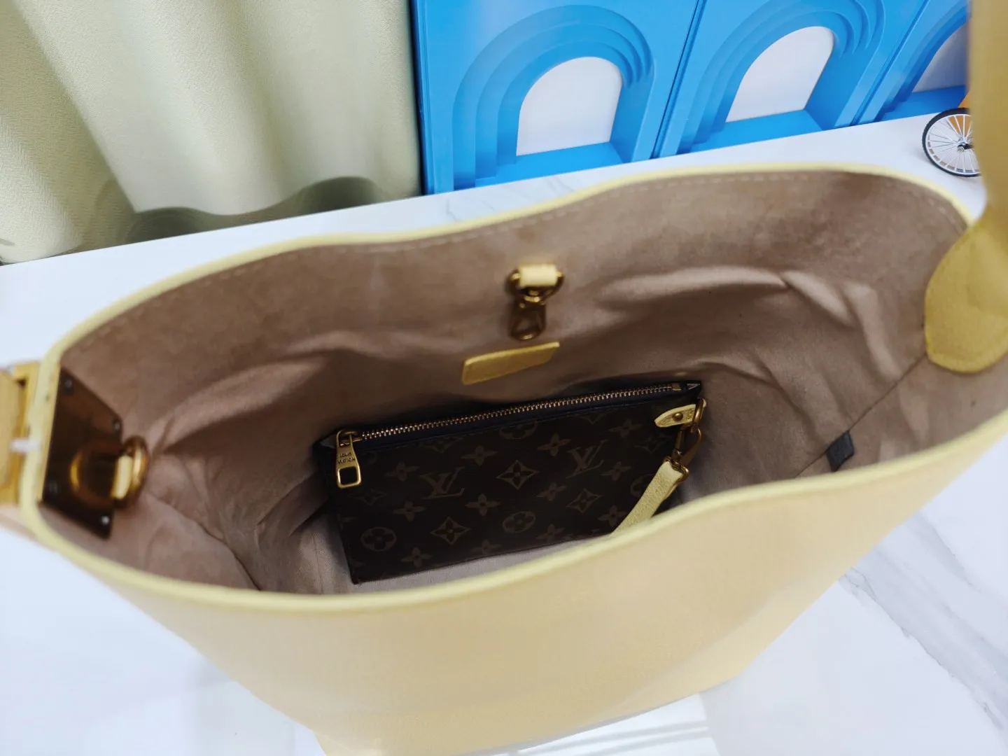 P large 280 💰 small 260 💰 Upgraded original (imitation original) m24988 m24974 m24856 m25022 m25352 m125353m25354 This lowkey hobo handbag is made of smooth cow leather with a surface cow leather lining. It can accommodate short wallets, large smartphones, keys and other small items. The shoulder strap is adjustable with a padlock buckle, and the removable monogram canvas zippered interior pocket provides neat storage. Size: large 31.0x35.0x18.0 cm (length x height x width), small 24.0x28.0x16.0 cm (length x height x width)