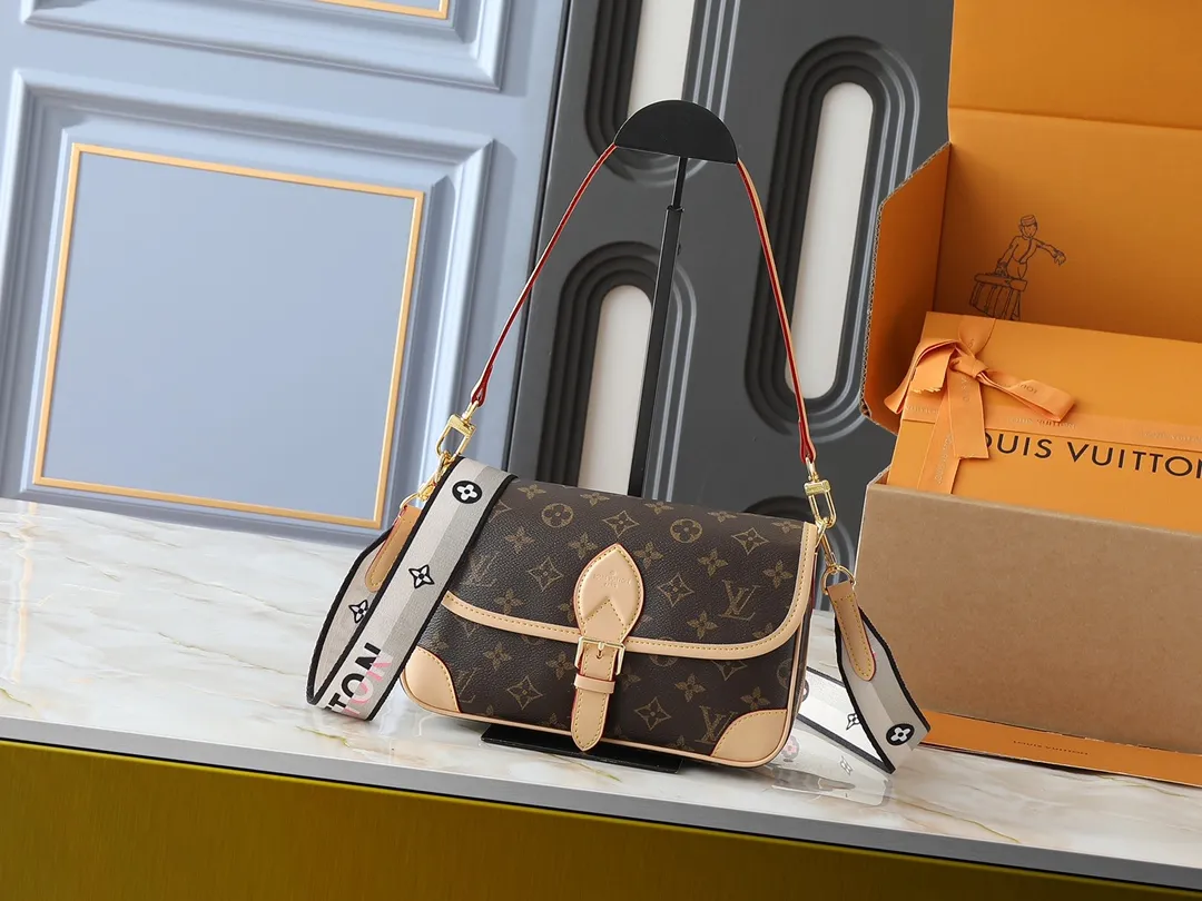 💰220💰Upgraded original M46583 M46584 M46386 M46388 M45985 all-leather baguette series new Diane handbag Diane satchel is made of Monogram Empreinte, made of the brand's iconic embossed leather. This versatile bag comes with a removable leather shoulder strap that can be worn on the shoulder or by hand, as well as a wide removable full leather crossbody bag with 'Louis Vuitton' printed strap. This versatile bag can be styled in chic or sporty fashion to match the overall style or mood. Dimensions: 25.0 × 9.0 × 15.0 cm