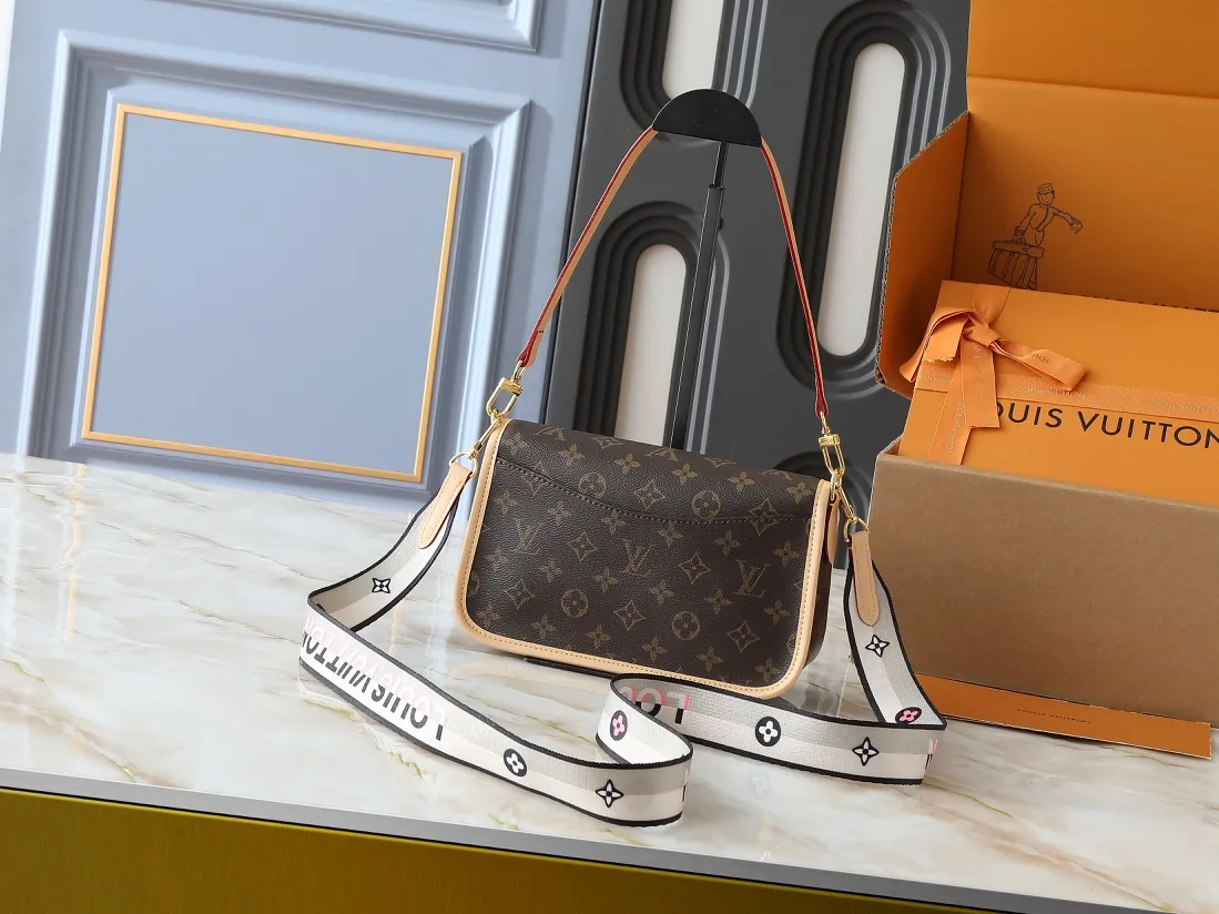 💰220💰Upgraded original M46583 M46584 M46386 M46388 M45985 all-leather baguette series new Diane handbag Diane satchel is made of Monogram Empreinte, made of the brand's iconic embossed leather. This versatile bag comes with a removable leather shoulder strap that can be worn on the shoulder or by hand, as well as a wide removable full leather crossbody bag with 'Louis Vuitton' printed strap. This versatile bag can be styled in chic or sporty fashion to match the overall style or mood. Dimensions: 25.0 × 9.0 × 15.0 cm