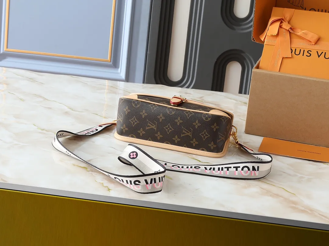 💰220💰Upgraded original M46583 M46584 M46386 M46388 M45985 all-leather baguette series new Diane handbag Diane satchel is made of Monogram Empreinte, made of the brand's iconic embossed leather. This versatile bag comes with a removable leather shoulder strap that can be worn on the shoulder or by hand, as well as a wide removable full leather crossbody bag with 'Louis Vuitton' printed strap. This versatile bag can be styled in chic or sporty fashion to match the overall style or mood. Dimensions: 25.0 × 9.0 × 15.0 cm