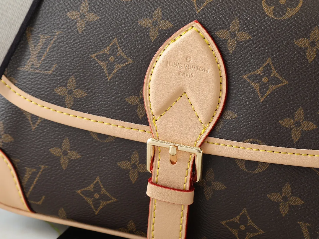 💰220💰Upgraded original M46583 M46584 M46386 M46388 M45985 all-leather baguette series new Diane handbag Diane satchel is made of Monogram Empreinte, made of the brand's iconic embossed leather. This versatile bag comes with a removable leather shoulder strap that can be worn on the shoulder or by hand, as well as a wide removable full leather crossbody bag with 'Louis Vuitton' printed strap. This versatile bag can be styled in chic or sporty fashion to match the overall style or mood. Dimensions: 25.0 × 9.0 × 15.0 cm