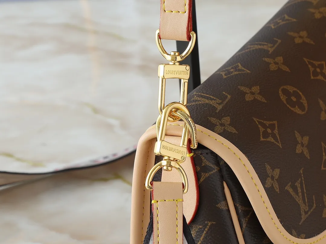 💰220💰Upgraded original M46583 M46584 M46386 M46388 M45985 all-leather baguette series new Diane handbag Diane satchel is made of Monogram Empreinte, made of the brand's iconic embossed leather. This versatile bag comes with a removable leather shoulder strap that can be worn on the shoulder or by hand, as well as a wide removable full leather crossbody bag with 'Louis Vuitton' printed strap. This versatile bag can be styled in chic or sporty fashion to match the overall style or mood. Dimensions: 25.0 × 9.0 × 15.0 cm