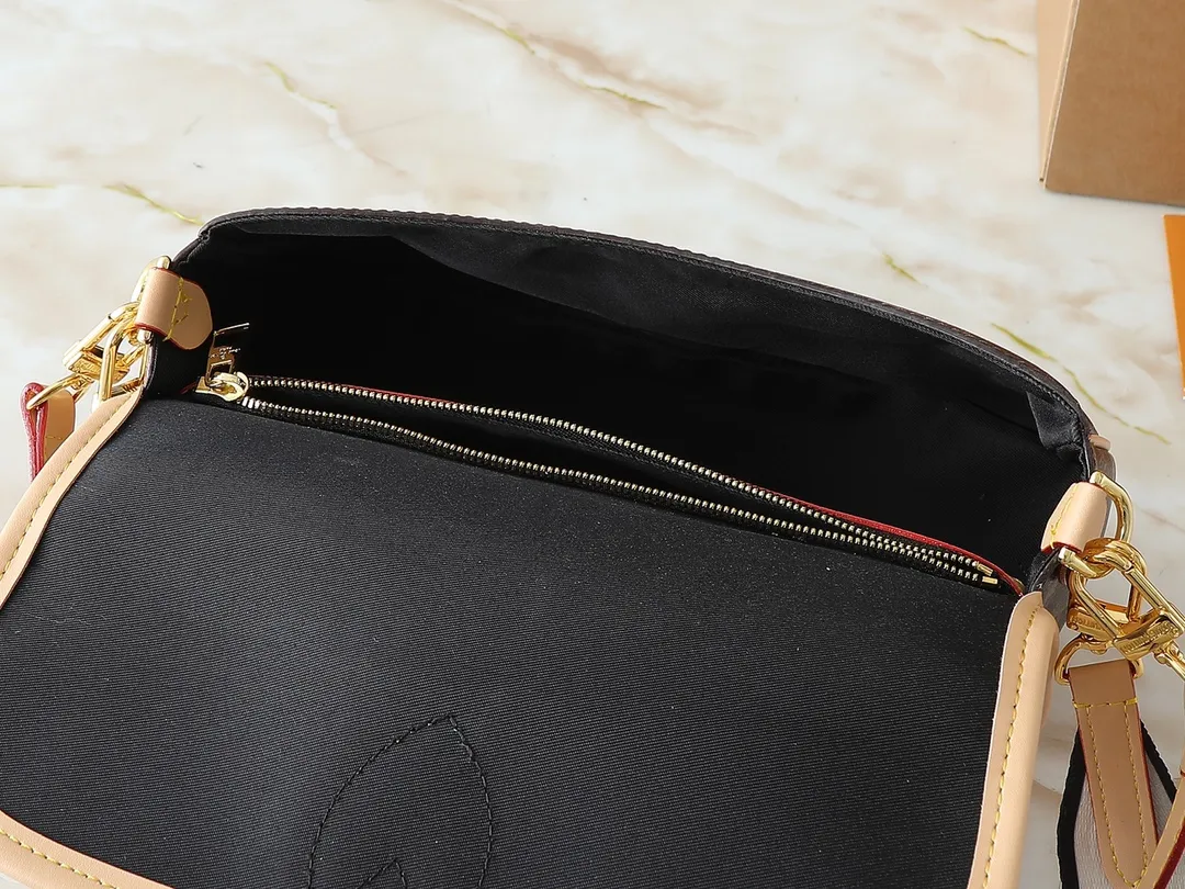 💰220💰Upgraded original M46583 M46584 M46386 M46388 M45985 all-leather baguette series new Diane handbag Diane satchel is made of Monogram Empreinte, made of the brand's iconic embossed leather. This versatile bag comes with a removable leather shoulder strap that can be worn on the shoulder or by hand, as well as a wide removable full leather crossbody bag with 'Louis Vuitton' printed strap. This versatile bag can be styled in chic or sporty fashion to match the overall style or mood. Dimensions: 25.0 × 9.0 × 15.0 cm
