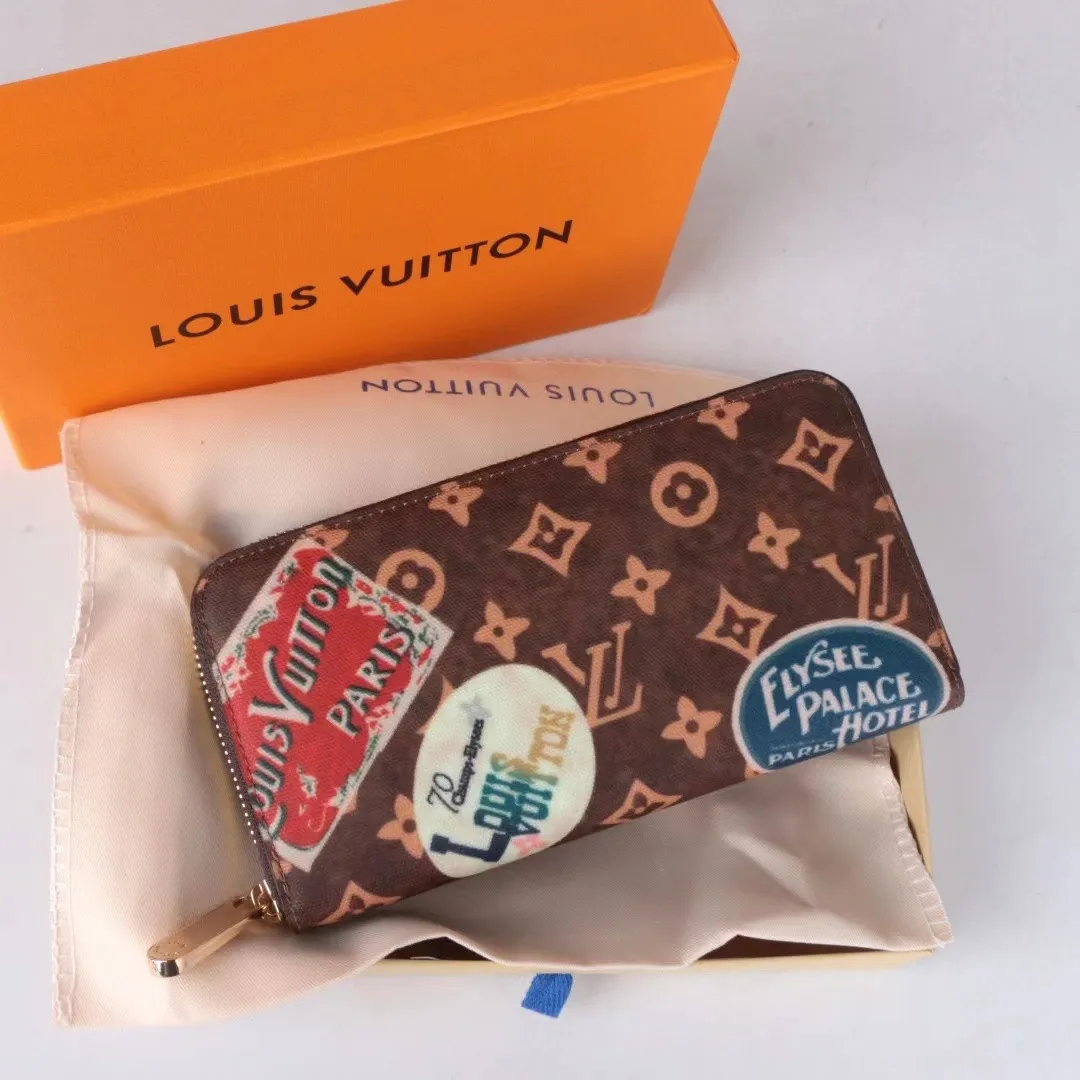 P150💰120064 Canvas Red New Product The latest model for spring and summer 2024, this pocket wallet combines the elegance of Damier Graphite canvas with the delicate texture of Epi leather, with stripes emblazoned with the Louis Vuitton logo. The elegant design can accommodate credit cards, banknotes and receipts, making it suitable for daily carrying or gift giving. Epi leather and Damier Graphite coated sail. Textile cowhide trim, cowhide lining, card compartment Dimensions: 19.5 x 10.5 x 2.5 cm (length x height x width) 60017 80857 63095