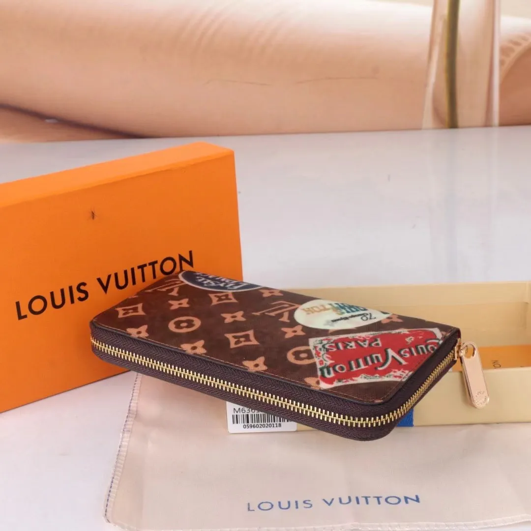 P150💰120064 Canvas Red New Product The latest model for spring and summer 2024, this pocket wallet combines the elegance of Damier Graphite canvas with the delicate texture of Epi leather, with stripes emblazoned with the Louis Vuitton logo. The elegant design can accommodate credit cards, banknotes and receipts, making it suitable for daily carrying or gift giving. Epi leather and Damier Graphite coated sail. Textile cowhide trim, cowhide lining, card compartment Dimensions: 19.5 x 10.5 x 2.5 cm (length x height x width) 60017 80857 63095