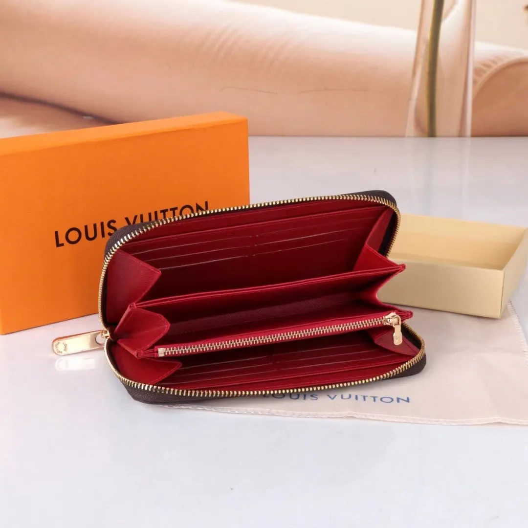 P150💰120064 Canvas Red New Product The latest model for spring and summer 2024, this pocket wallet combines the elegance of Damier Graphite canvas with the delicate texture of Epi leather, with stripes emblazoned with the Louis Vuitton logo. The elegant design can accommodate credit cards, banknotes and receipts, making it suitable for daily carrying or gift giving. Epi leather and Damier Graphite coated sail. Textile cowhide trim, cowhide lining, card compartment Dimensions: 19.5 x 10.5 x 2.5 cm (length x height x width) 60017 80857 63095