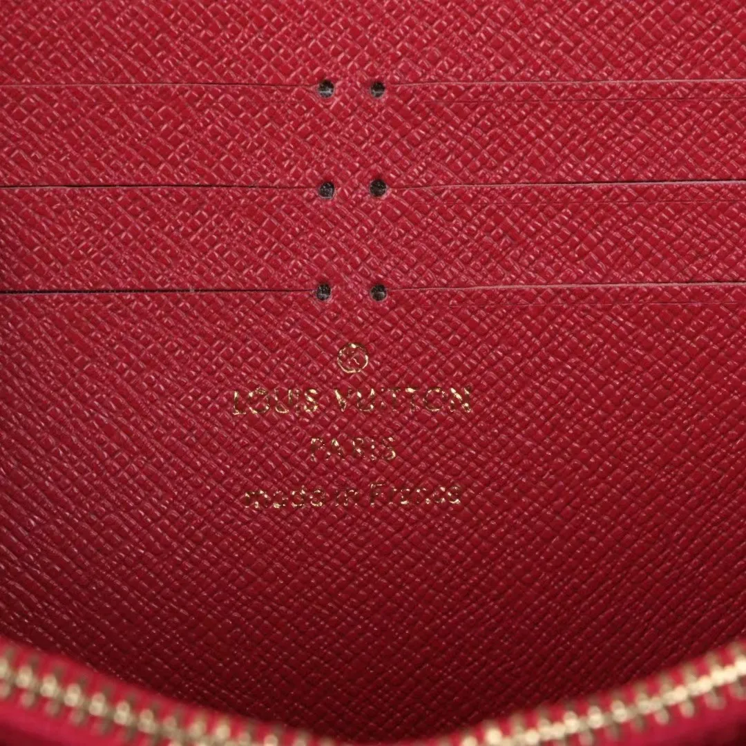 P150💰120064 Canvas Red New Product The latest model for spring and summer 2024, this pocket wallet combines the elegance of Damier Graphite canvas with the delicate texture of Epi leather, with stripes emblazoned with the Louis Vuitton logo. The elegant design can accommodate credit cards, banknotes and receipts, making it suitable for daily carrying or gift giving. Epi leather and Damier Graphite coated sail. Textile cowhide trim, cowhide lining, card compartment Dimensions: 19.5 x 10.5 x 2.5 cm (length x height x width) 60017 80857 63095