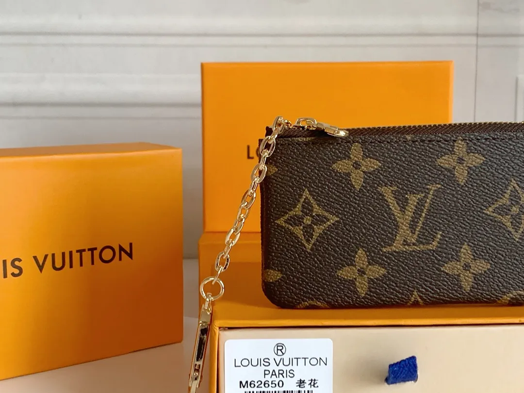 💰80 💎Damier canvas small leather bag can hold change and keys, and can be easily put into handbags or clothing pockets. Key ring, key hook can be hung on the D-ring provided with most Louis Vuitton handbags, zipper closure, Damier canvas texture and embossed calfskin, shiny gold-tone hardware. ❤️Model: 62650 Size: 12x7cm.