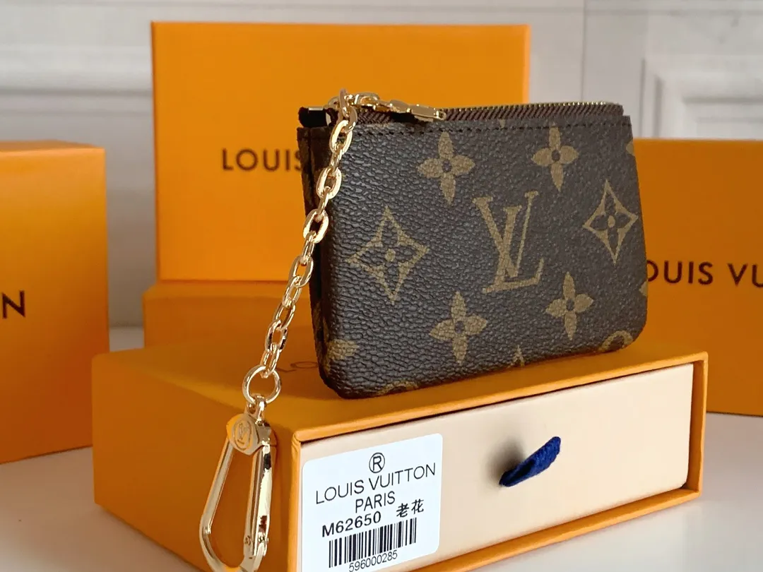 💰80 💎Damier canvas small leather bag can hold change and keys, and can be easily put into handbags or clothing pockets. Key ring, key hook can be hung on the D-ring provided with most Louis Vuitton handbags, zipper closure, Damier canvas texture and embossed calfskin, shiny gold-tone hardware. ❤️Model: 62650 Size: 12x7cm.