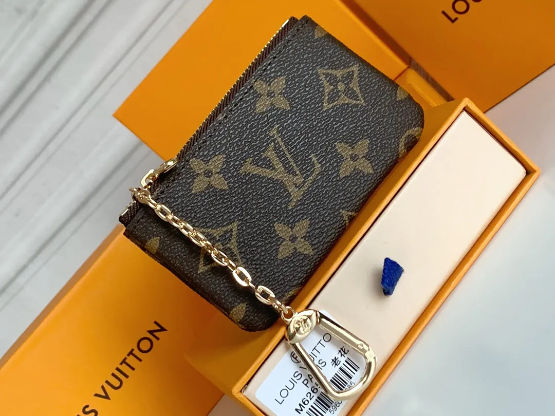 💰80 💎Damier canvas small leather bag can hold change and keys, and can be easily put into handbags or clothing pockets. Key ring, key hook can be hung on the D-ring provided with most Louis Vuitton handbags, zipper closure, Damier canvas texture and embossed calfskin, shiny gold-tone hardware. ❤️Model: 62650 Size: 12x7cm.