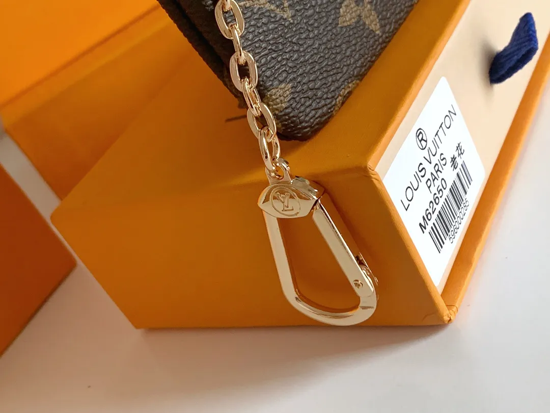 💰80 💎Damier canvas small leather bag can hold change and keys, and can be easily put into handbags or clothing pockets. Key ring, key hook can be hung on the D-ring provided with most Louis Vuitton handbags, zipper closure, Damier canvas texture and embossed calfskin, shiny gold-tone hardware. ❤️Model: 62650 Size: 12x7cm.