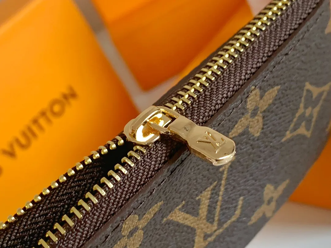 💰80 💎Damier canvas small leather bag can hold change and keys, and can be easily put into handbags or clothing pockets. Key ring, key hook can be hung on the D-ring provided with most Louis Vuitton handbags, zipper closure, Damier canvas texture and embossed calfskin, shiny gold-tone hardware. ❤️Model: 62650 Size: 12x7cm.