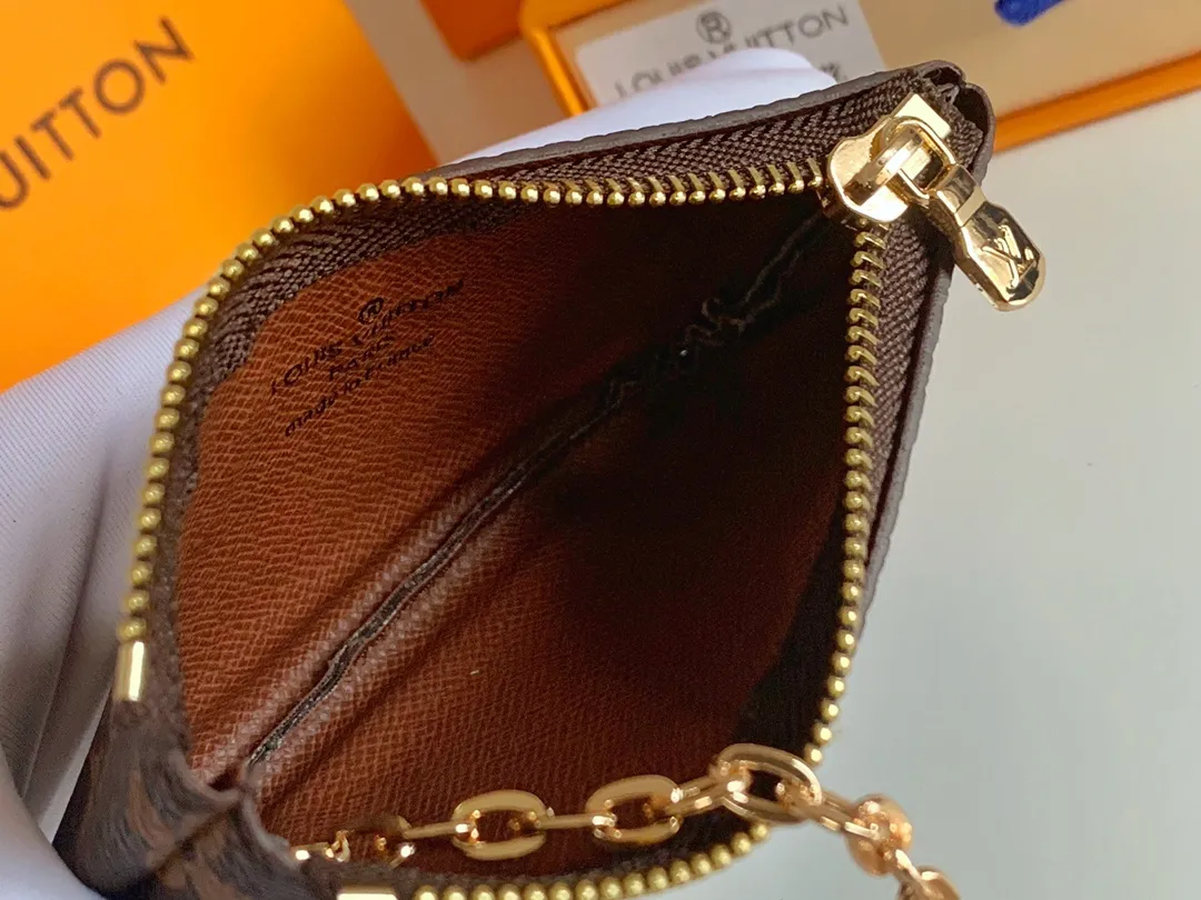 💰80 💎Damier canvas small leather bag can hold change and keys, and can be easily put into handbags or clothing pockets. Key ring, key hook can be hung on the D-ring provided with most Louis Vuitton handbags, zipper closure, Damier canvas texture and embossed calfskin, shiny gold-tone hardware. ❤️Model: 62650 Size: 12x7cm.