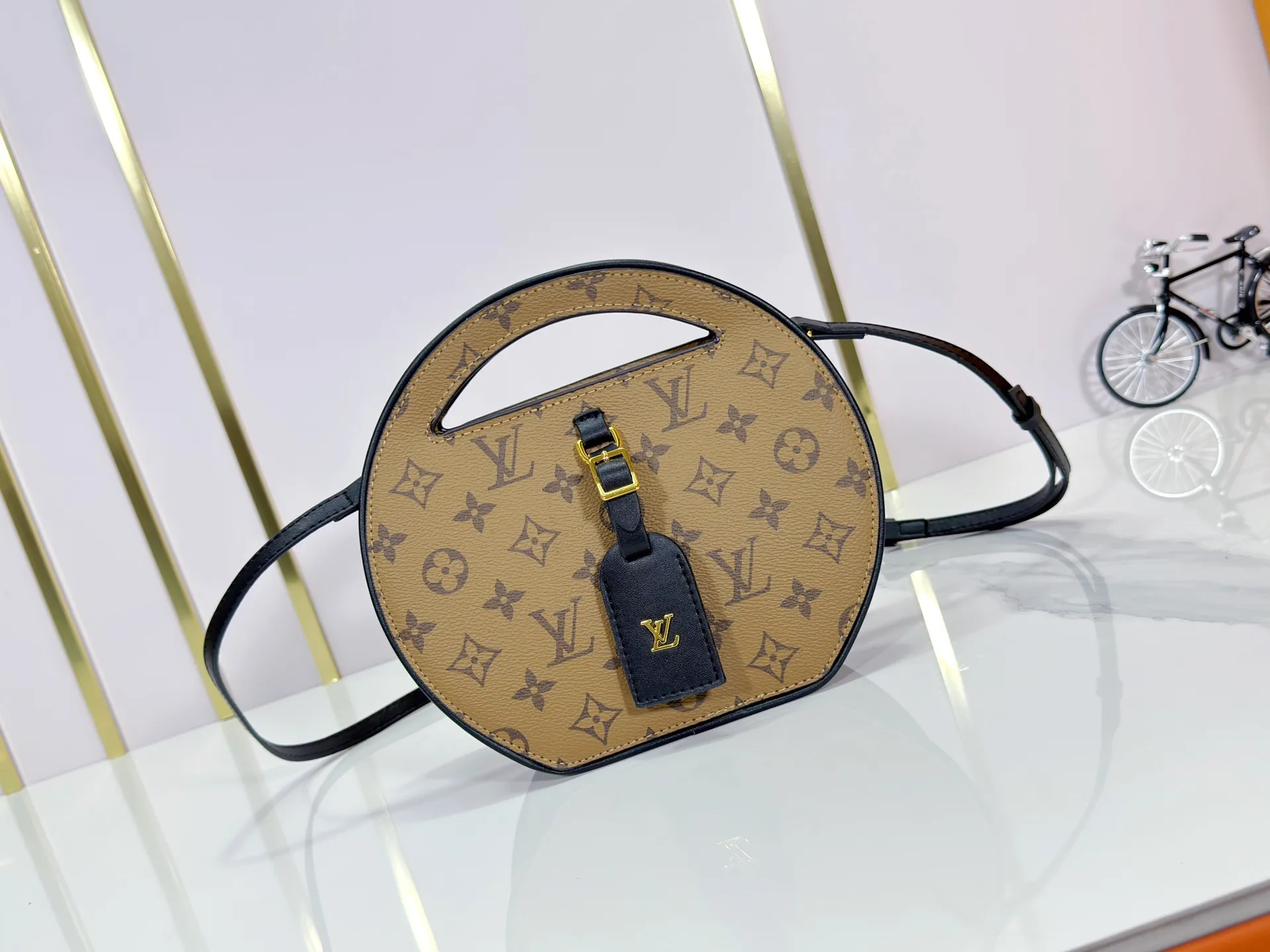 P240 Upgraded original M47117 old flower yellow flower This AROUND ME handbag, this Around Me handbag is made of Monogram coated canvas, interpreting the inspiration of the brand's LV Circle logo. The logo was created in the 1920s and is active in Louis Vuitton stores and advertising. This sleek handbag debuts on the 2024 spring and summer show, with an integrated handle creating a simple and elegant appearance. Exquisite configuration releases trendy style. 22.5×21×7cm