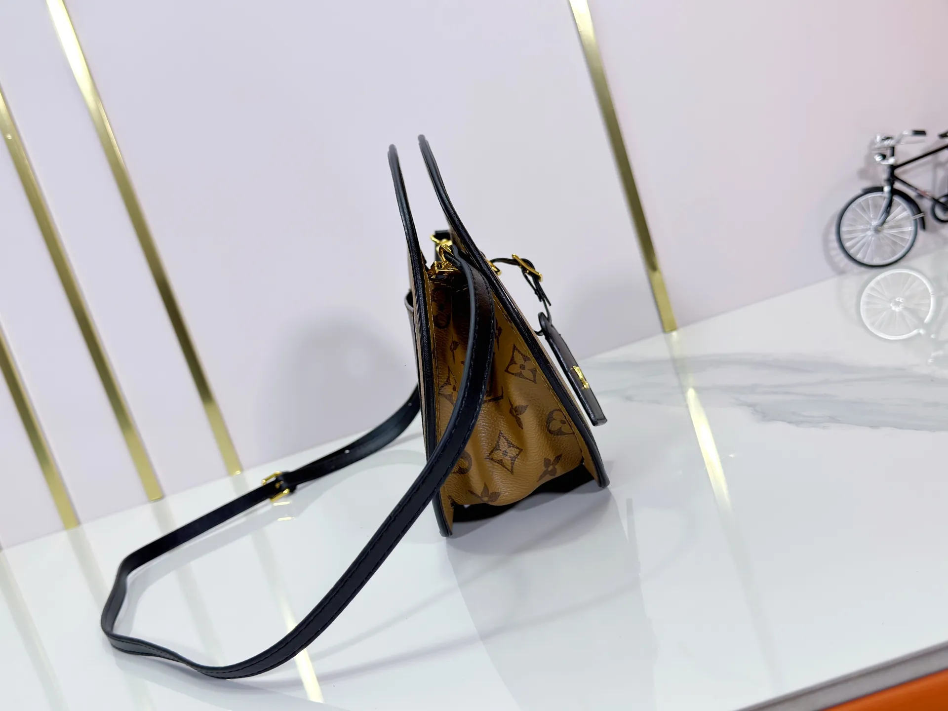 P240 Upgraded original M47117 old flower yellow flower This AROUND ME handbag, this Around Me handbag is made of Monogram coated canvas, interpreting the inspiration of the brand's LV Circle logo. The logo was created in the 1920s and is active in Louis Vuitton stores and advertising. This sleek handbag debuts on the 2024 spring and summer show, with an integrated handle creating a simple and elegant appearance. Exquisite configuration releases trendy style. 22.5×21×7cm