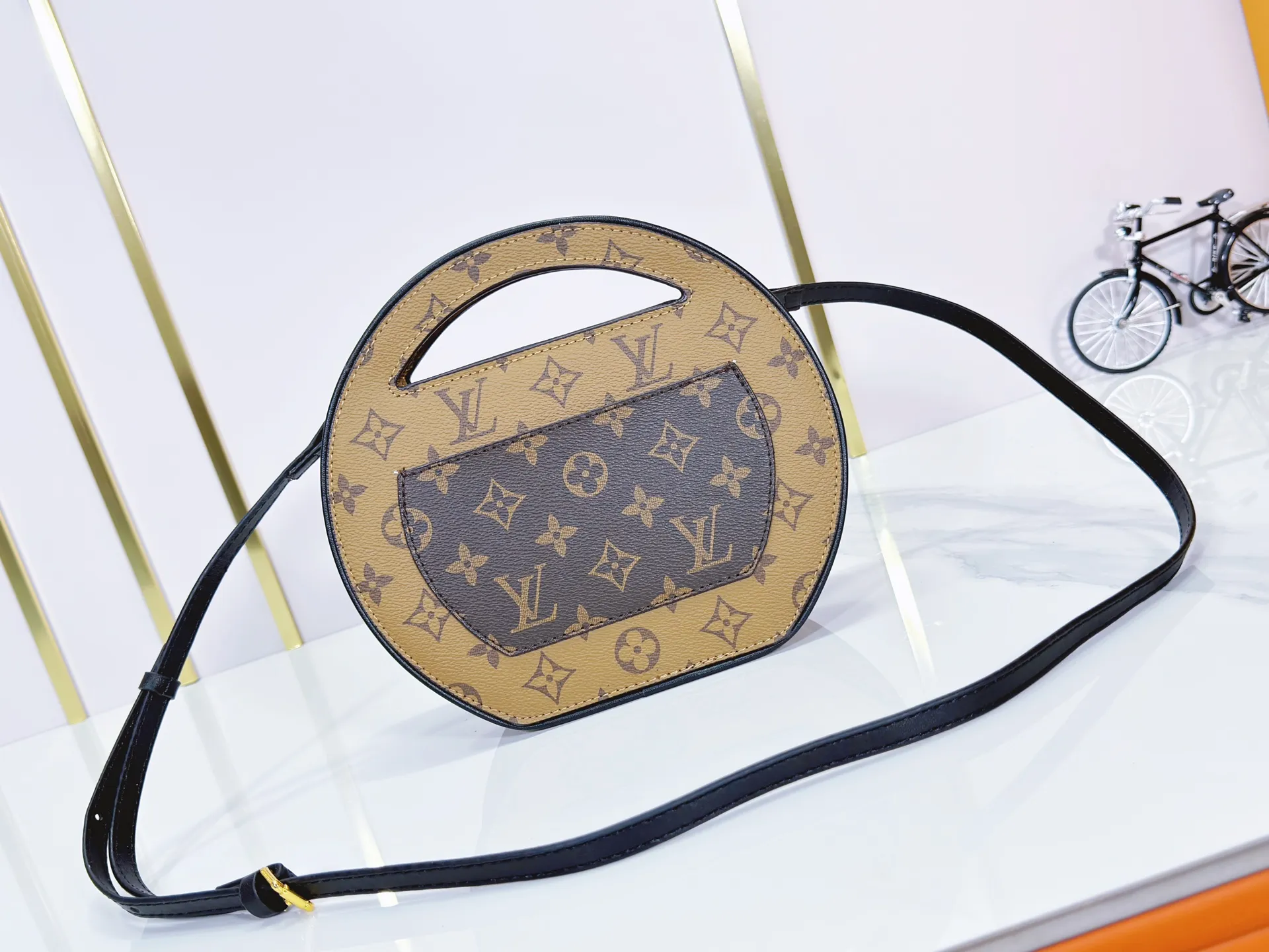 P240 Upgraded original M47117 old flower yellow flower This AROUND ME handbag, this Around Me handbag is made of Monogram coated canvas, interpreting the inspiration of the brand's LV Circle logo. The logo was created in the 1920s and is active in Louis Vuitton stores and advertising. This sleek handbag debuts on the 2024 spring and summer show, with an integrated handle creating a simple and elegant appearance. Exquisite configuration releases trendy style. 22.5×21×7cm