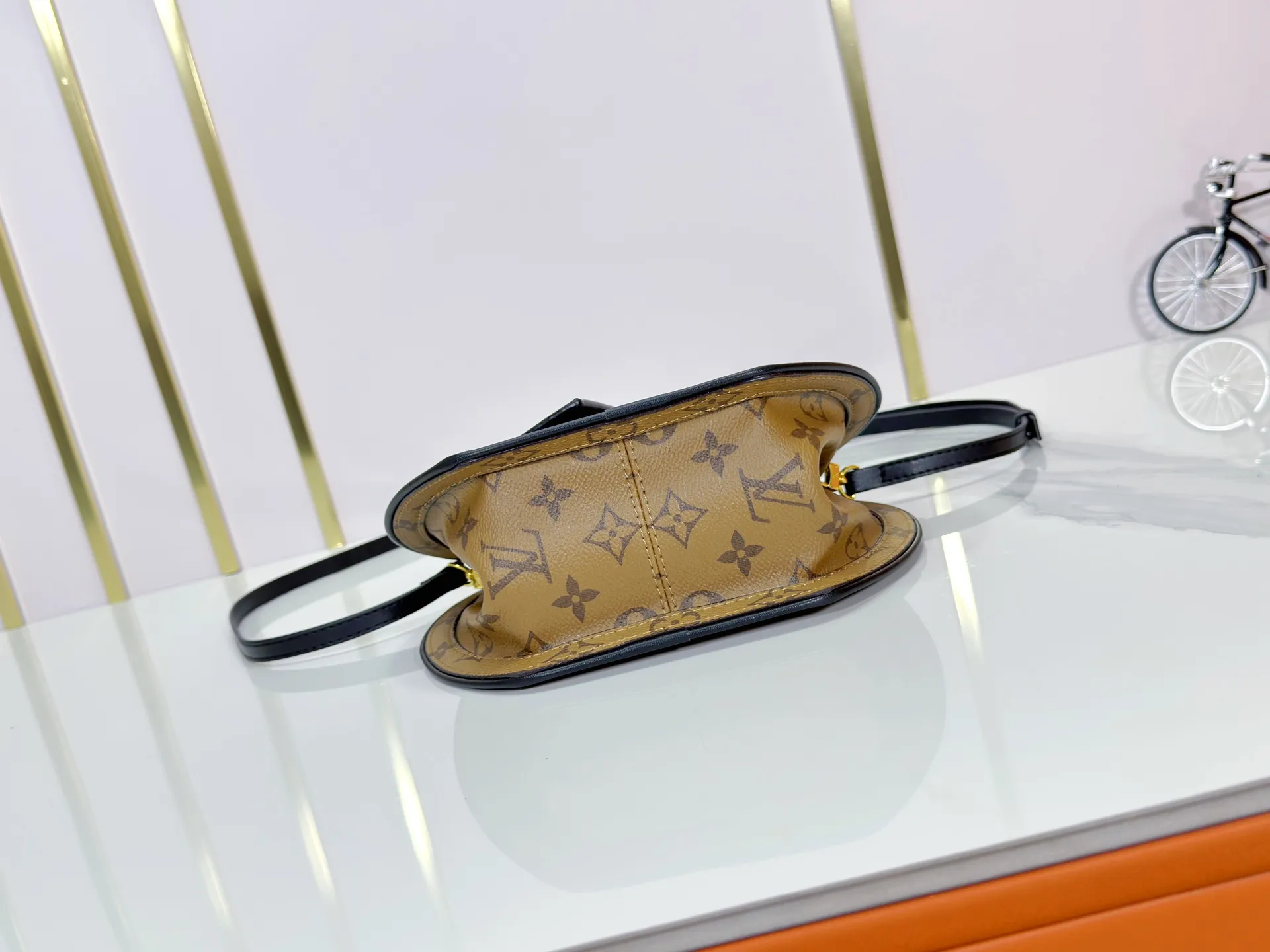 P240 Upgraded original M47117 old flower yellow flower This AROUND ME handbag, this Around Me handbag is made of Monogram coated canvas, interpreting the inspiration of the brand's LV Circle logo. The logo was created in the 1920s and is active in Louis Vuitton stores and advertising. This sleek handbag debuts on the 2024 spring and summer show, with an integrated handle creating a simple and elegant appearance. Exquisite configuration releases trendy style. 22.5×21×7cm