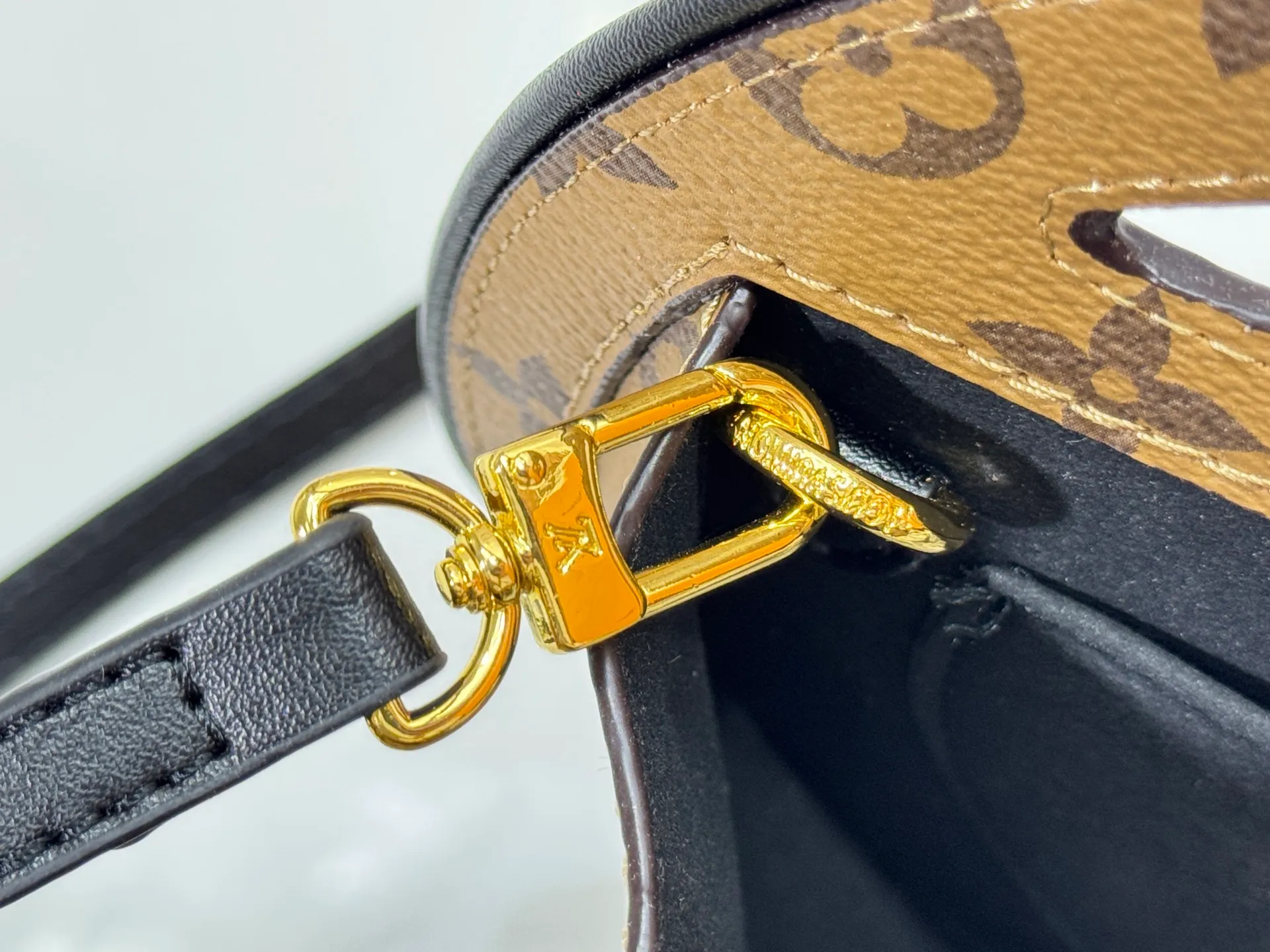 P240 Upgraded original M47117 old flower yellow flower This AROUND ME handbag, this Around Me handbag is made of Monogram coated canvas, interpreting the inspiration of the brand's LV Circle logo. The logo was created in the 1920s and is active in Louis Vuitton stores and advertising. This sleek handbag debuts on the 2024 spring and summer show, with an integrated handle creating a simple and elegant appearance. Exquisite configuration releases trendy style. 22.5×21×7cm