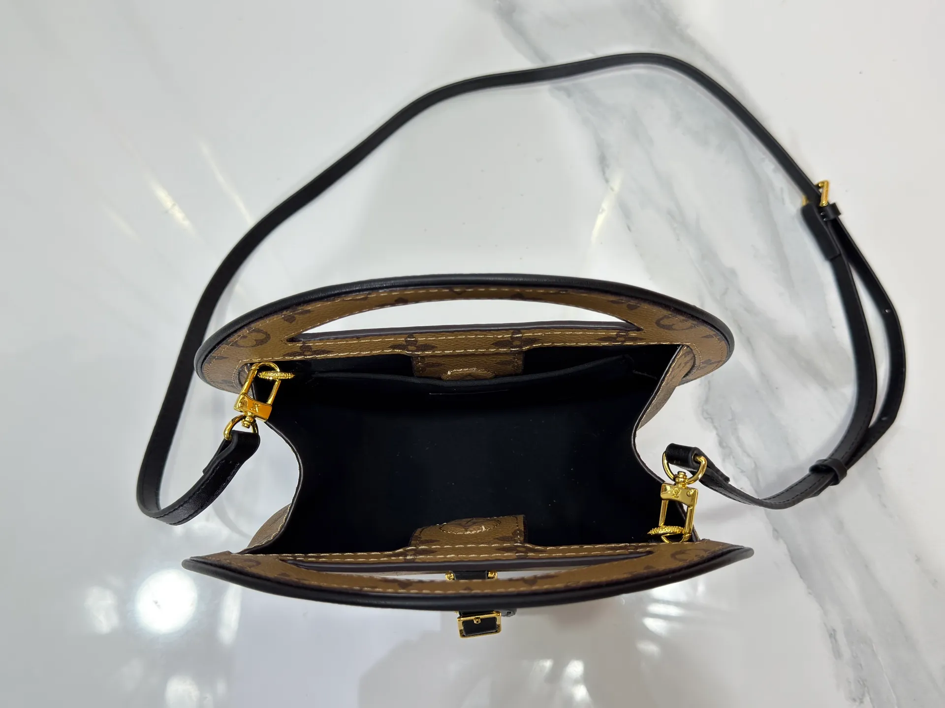 P240 Upgraded original M47117 old flower yellow flower This AROUND ME handbag, this Around Me handbag is made of Monogram coated canvas, interpreting the inspiration of the brand's LV Circle logo. The logo was created in the 1920s and is active in Louis Vuitton stores and advertising. This sleek handbag debuts on the 2024 spring and summer show, with an integrated handle creating a simple and elegant appearance. Exquisite configuration releases trendy style. 22.5×21×7cm