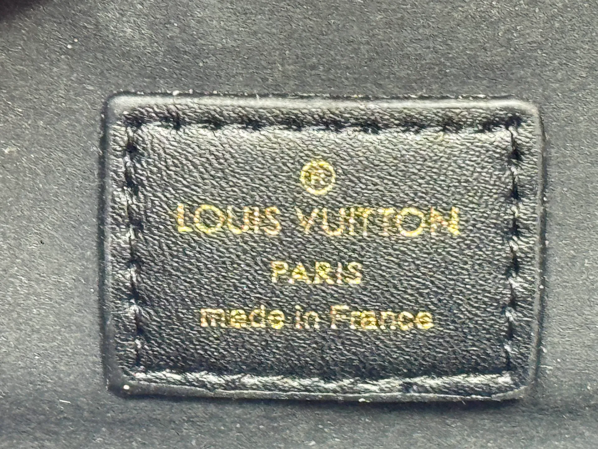 P240 Upgraded original M47117 old flower yellow flower This AROUND ME handbag, this Around Me handbag is made of Monogram coated canvas, interpreting the inspiration of the brand's LV Circle logo. The logo was created in the 1920s and is active in Louis Vuitton stores and advertising. This sleek handbag debuts on the 2024 spring and summer show, with an integrated handle creating a simple and elegant appearance. Exquisite configuration releases trendy style. 22.5×21×7cm