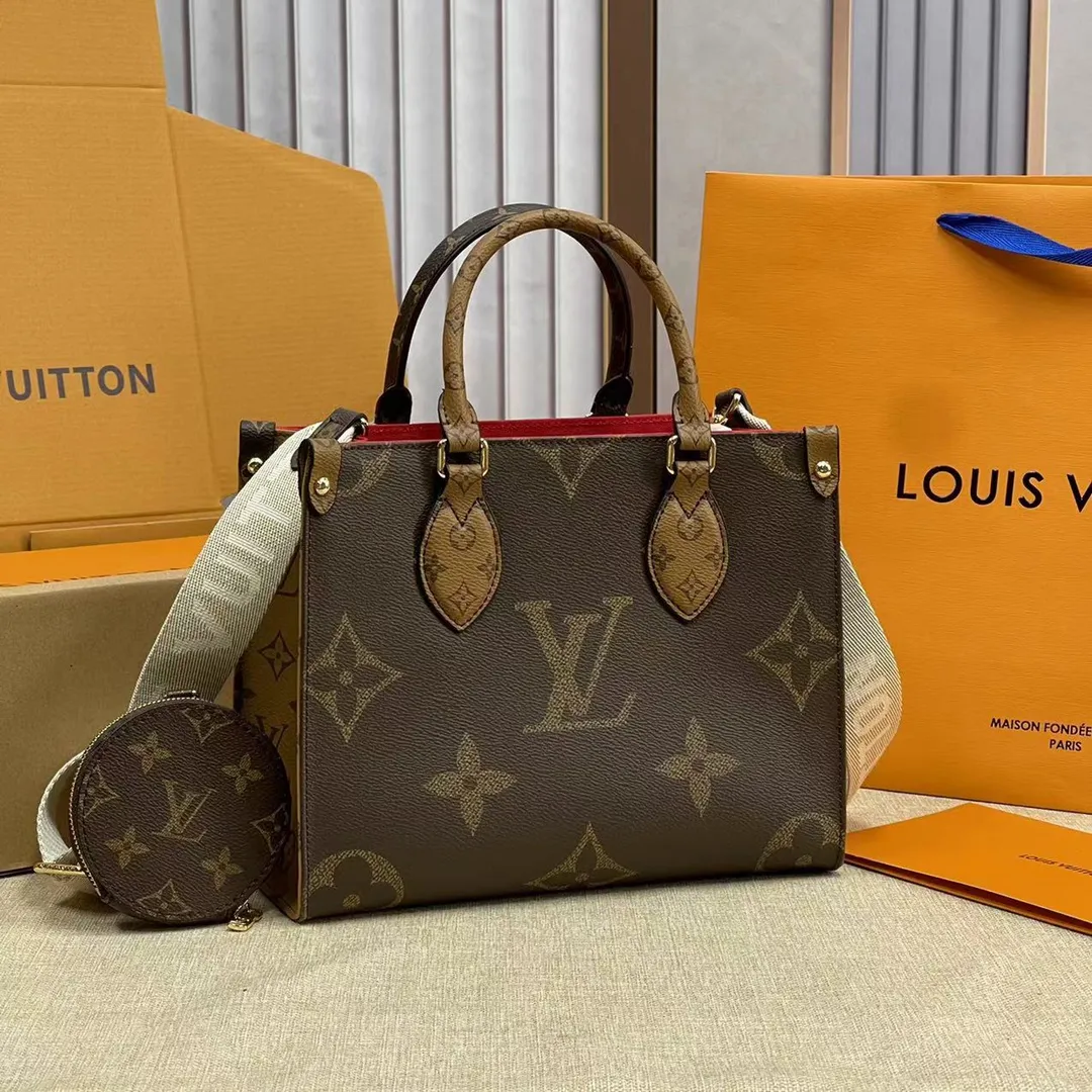 [Upgraded version] P480🐶M46373🐶Upgraded version. Real gold hardware. Comes with a full set of packaging❣️ONTHEGO small handbag This OnTheGo small handbag is made of Monogram and Monogram Reverse canvas, with the Monogram Giant pattern embellished on it. The Toron handle and the jacquard textured shoulder strap decorated with the brand's logo create a visual contrast, and the detachable coin bag is suitable for storing change or small items. It combines fashionable charm with various functions, making it a good daily companion. Dimensions: 25 x 19 x 11.5 cm