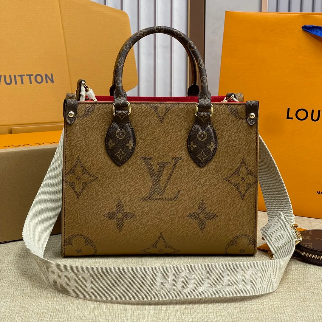 [Upgraded version] P480🐶M46373🐶Upgraded version. Real gold hardware. Comes with a full set of packaging❣️ONTHEGO small handbag This OnTheGo small handbag is made of Monogram and Monogram Reverse canvas, with the Monogram Giant pattern embellished on it. The Toron handle and the jacquard textured shoulder strap decorated with the brand's logo create a visual contrast, and the detachable coin bag is suitable for storing change or small items. It combines fashionable charm with various functions, making it a good daily companion. Dimensions: 25 x 19 x 11.5 cm